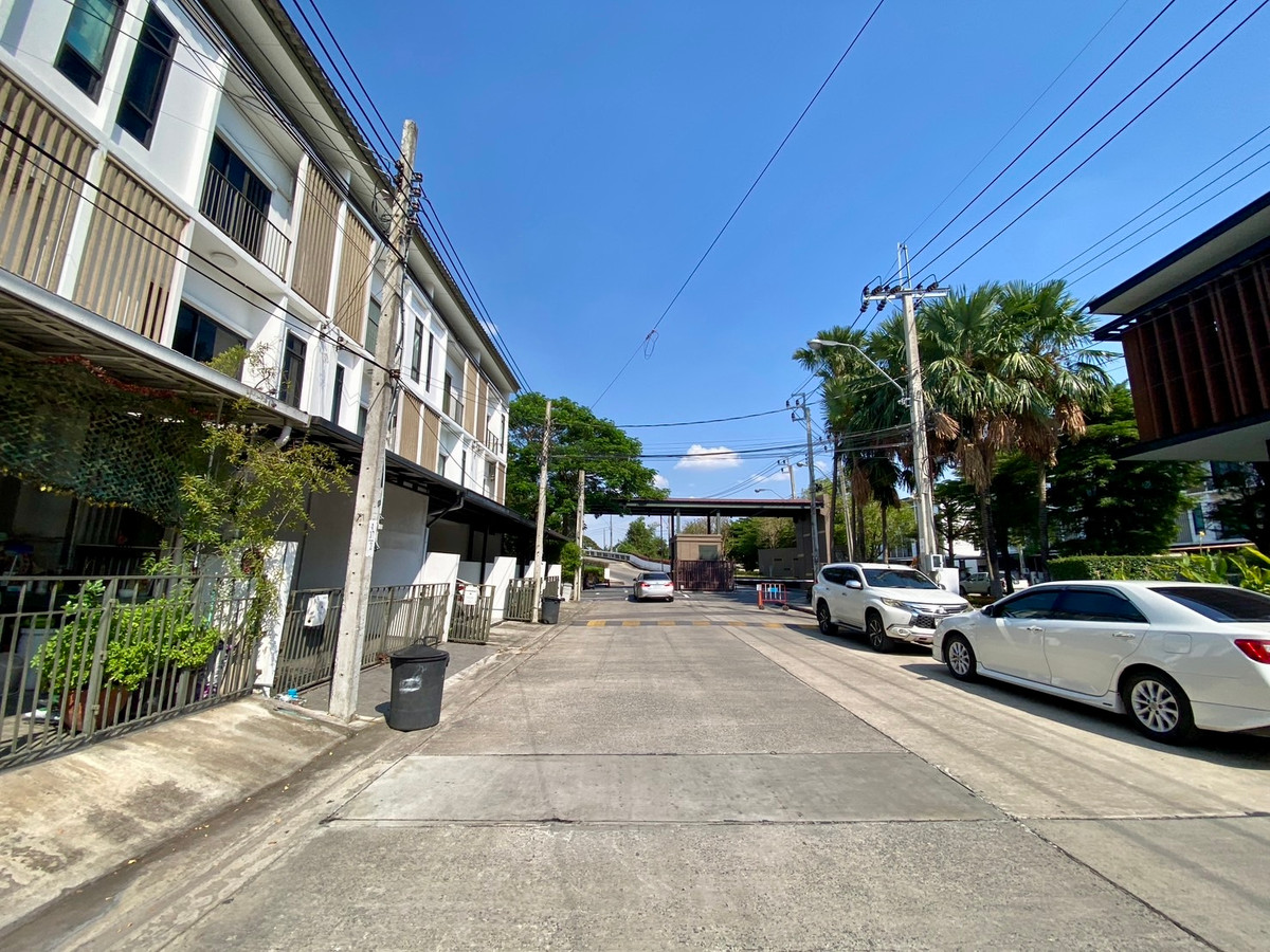 For SaleTownhomePattanakan, Srinakarin : Urgent Sale | Newly Renovated 3-Storey Townhome PATIO Srinakarin–Rama 9 | Prime Krungthep Kreetha Location