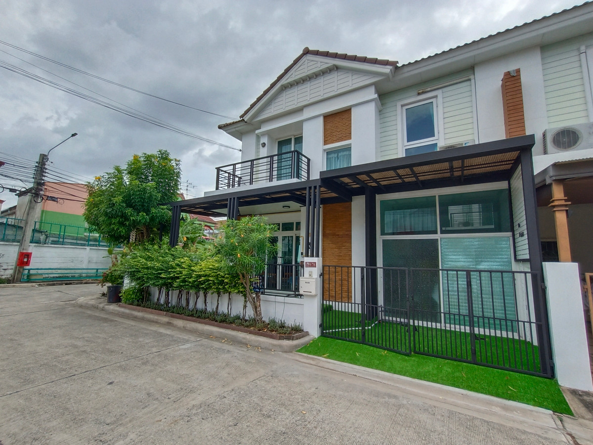 ขายทาวน์โฮมนนทบุรี บางใหญ่ บางบัวทอง : ทาวน์โฮม 32 ตรว. มีสวนหย่อมพักผ่อนส่วนตัว 3 ห้องนอน | 2 ห้องน้ำ | ห้องเก็บของ 1 ห้อง | พื้นที่ใช้สอย 120 ตร.ม.