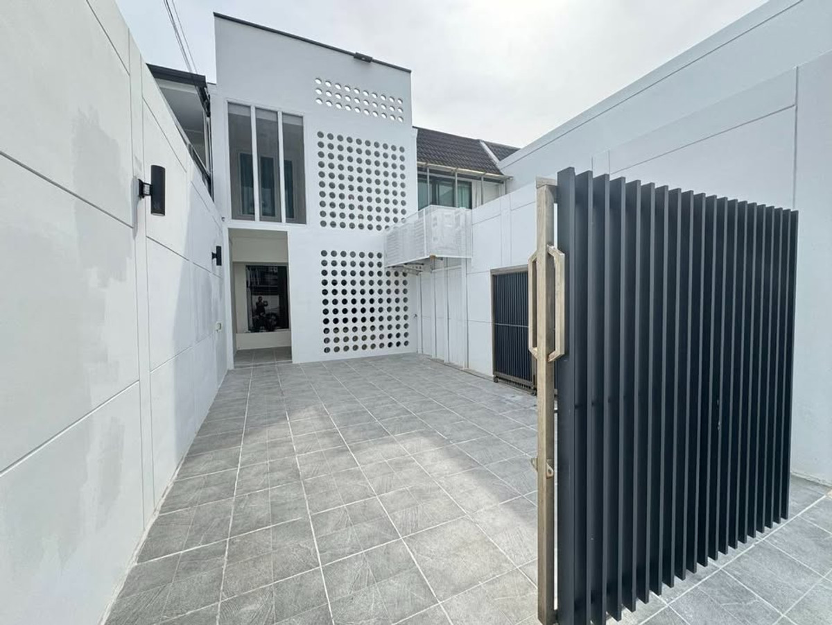 ขายทาวน์โฮมอ่อนนุช อุดมสุข : ✅ขายทาวน์เฮ้าส์ รีโนเวทใหม่  สุขุมวิท 71 / 2B3B / 170sqm./ ราคาดีที่สุด