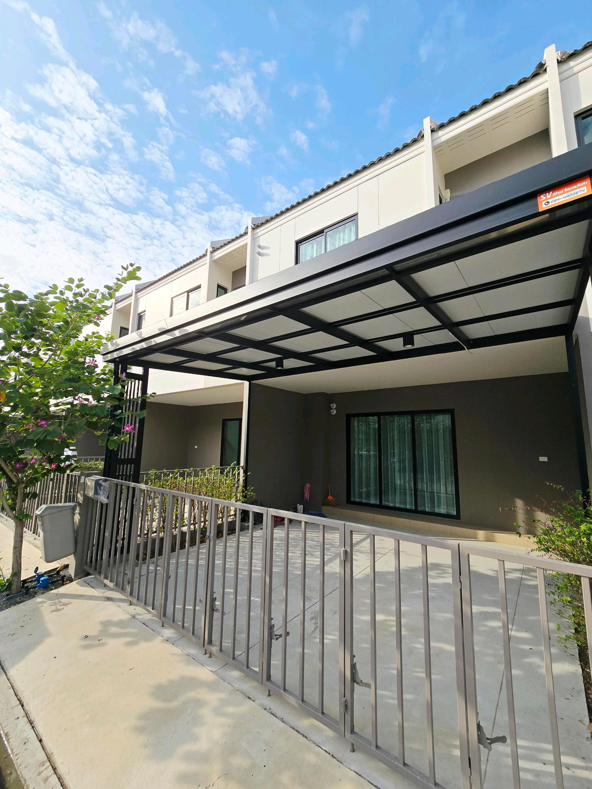 ให้เช่าทาวน์โฮมปทุมธานี รังสิต ธรรมศาสตร์ : ใกล้ Future Park รังสิต เพียง 5 นาที
ปล่อยเช่า ทาวน์โฮมใหม่🔸 2 ชั้น
(โครงการ Simease Blossom พหลโยธิน วิภาวดี) มีโซล่าเซลล์