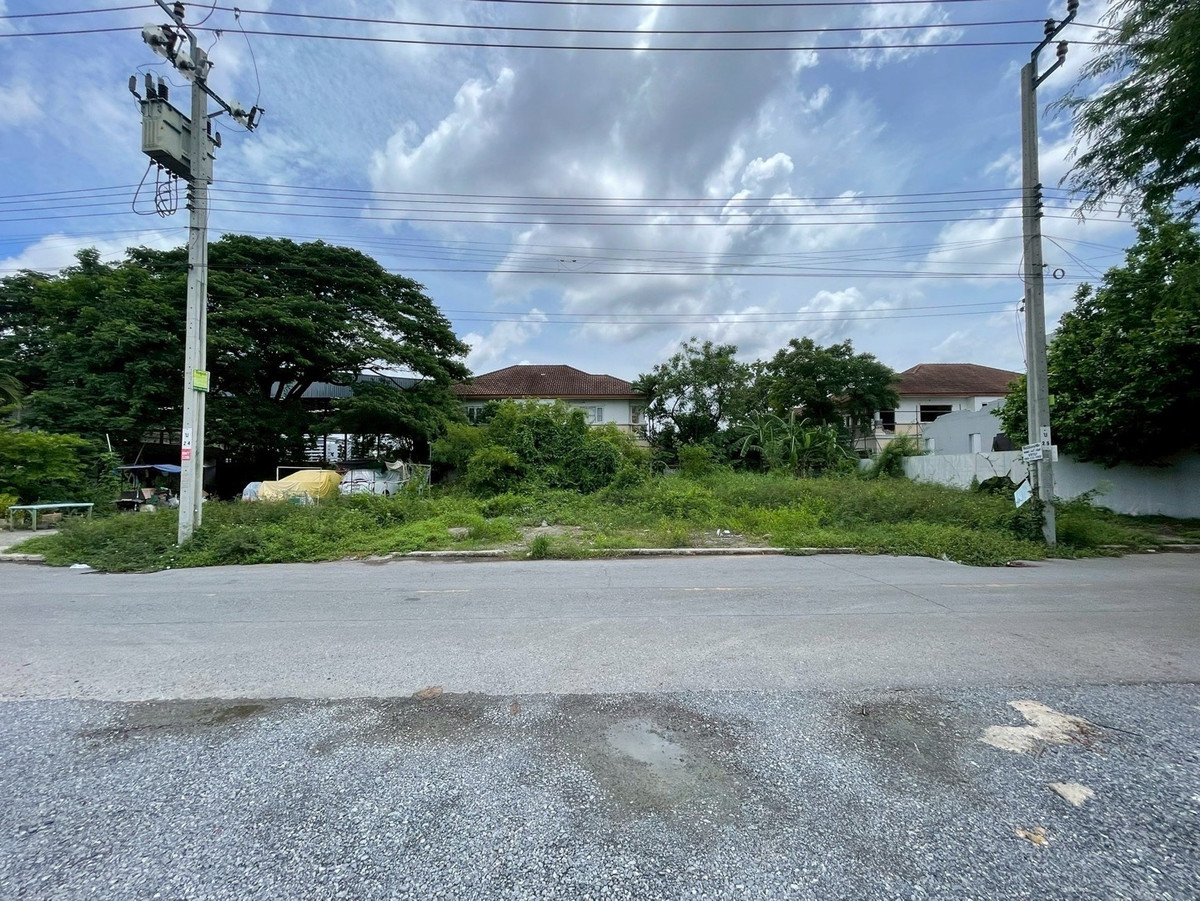 For SaleLandPattanakan, Srinakarin : 📢🔥 Land for Sale – Prime Location in Srinakarin
Near BTS Suan Luang Rama 9 | Close to Major Shopping Malls, Public Park & Suvarnabhumi Airport | Ideal for Home, Building Development, or Investment