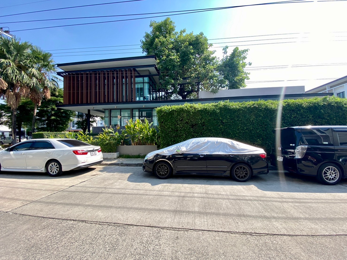 For SaleTownhomePattanakan, Srinakarin : Urgent Sale | Newly Renovated 3-Storey Townhome PATIO Srinakarin–Rama 9 | Prime Krungthep Kreetha Location