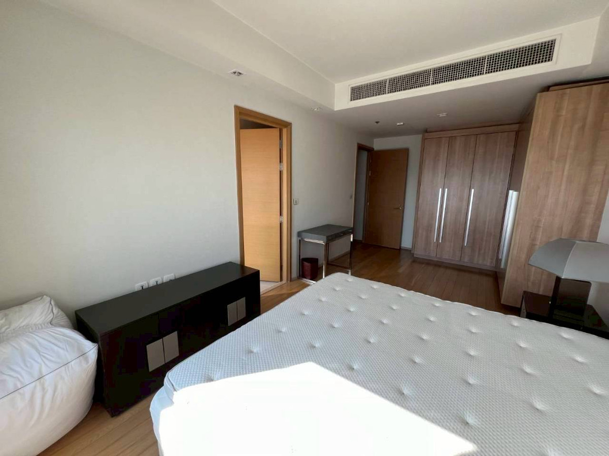 For RentCondoWitthayu, Chidlom, Langsuan, Ploenchit : Luxury condo for rent, Prive by Sansiri | Ploenchit ✨ Luxury condo in the heart of the city, near BTS Ploenchit, comfortable, private, suitable for executives & expats🏙 3 bedrooms | 4 bathrooms 📐 large size 156 sq m. | 10th floor