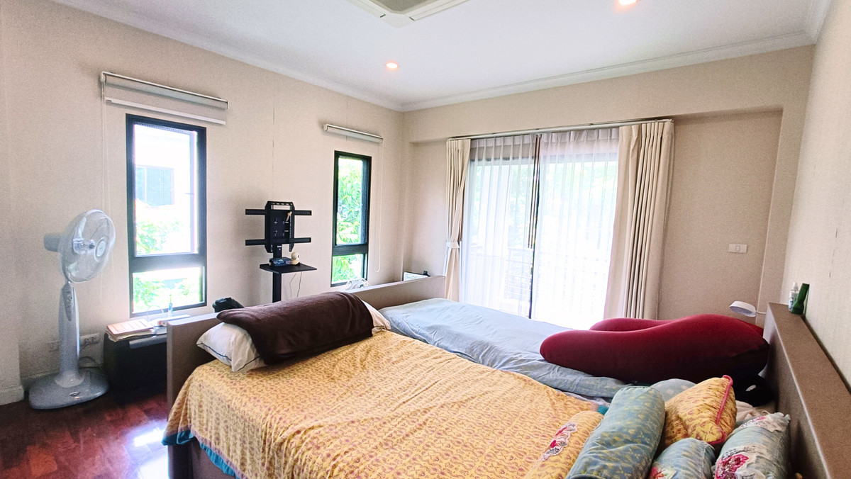 For RentHouseLadkrabang, Suwannaphum Airport : Single house for rent, back on the edge, not next to other houses on 3 sides, Perfect Masterpiece Sukhumvit 77, 87.1 sq m, north side, 4 bedrooms, 4 bathrooms, next to Robinson Lat Krabang, 10 minutes to the motorway and Suvarnabhumi Airport.