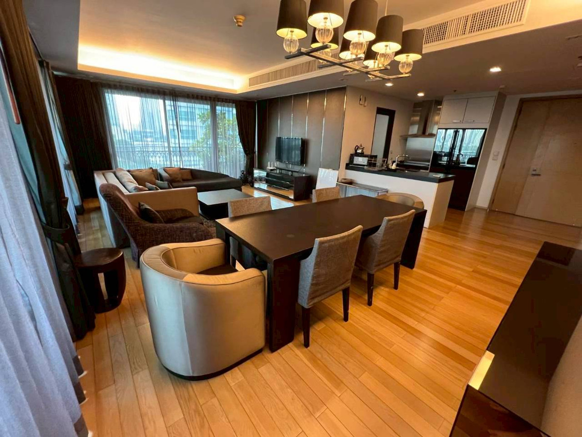 For RentCondoWitthayu, Chidlom, Langsuan, Ploenchit : Luxury condo for rent, Prive by Sansiri | Ploenchit ✨ Luxury condo in the heart of the city, near BTS Ploenchit, comfortable, private, suitable for executives & expats🏙 3 bedrooms | 4 bathrooms 📐 large size 156 sq m. | 10th floor