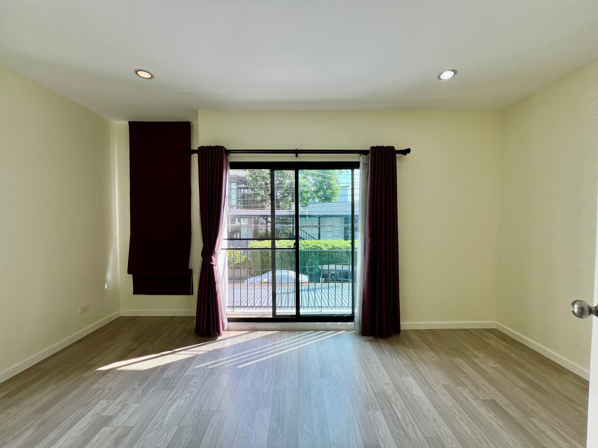 For SaleTownhomePattanakan, Srinakarin : Urgent Sale | Newly Renovated 3-Storey Townhome PATIO Srinakarin–Rama 9 | Prime Krungthep Kreetha Location