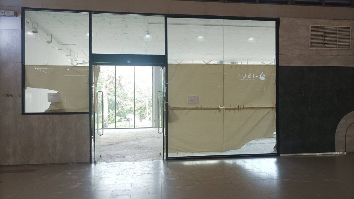 For RentRetail SpaceSukhumvit, Asoke, Thonglor : Area for rent 131.10 sq m, 2nd floor, on the main road, Sukhumvit, Asoke area, near the office and SWU, near the BTS, good location, lots of people, traffic and people who can afford to pay.