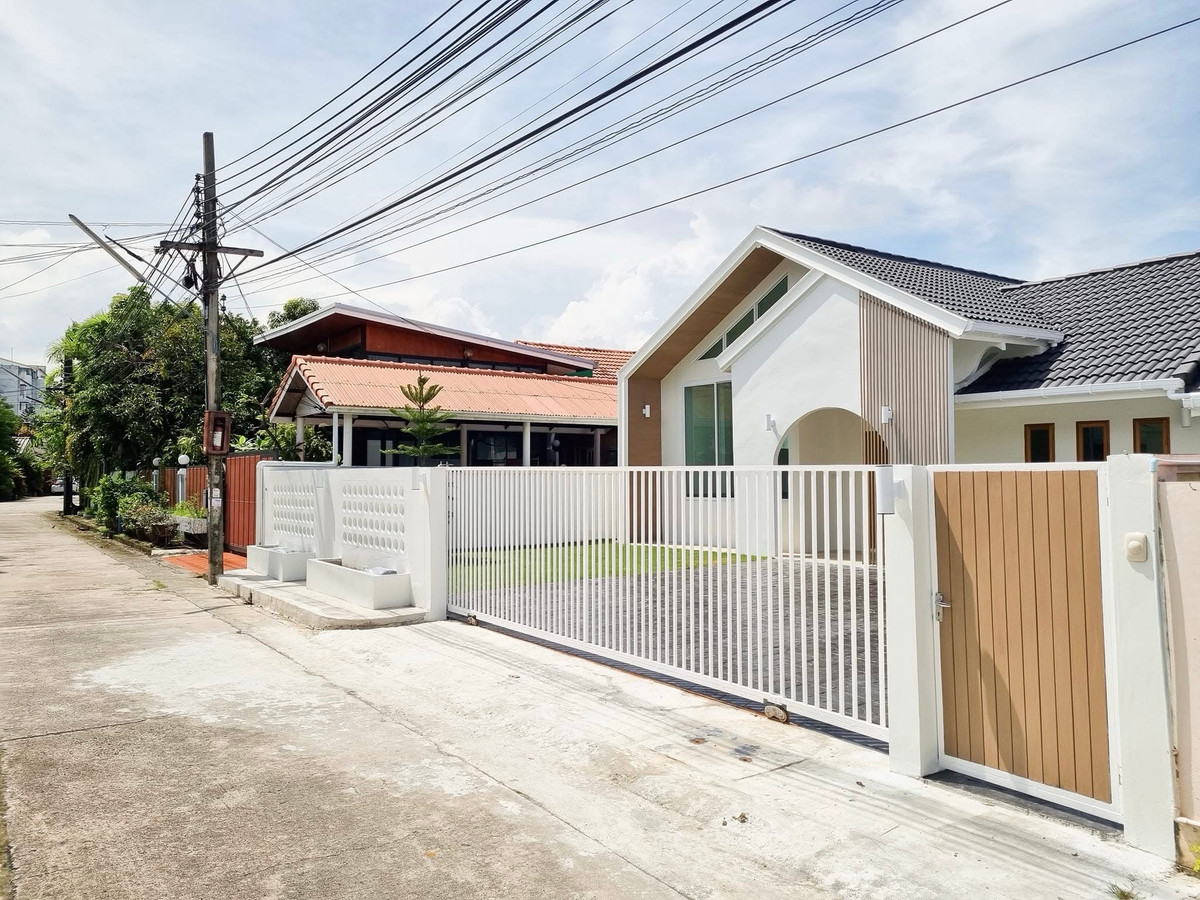 For SaleHouseOnnut, Udomsuk : Single-storey detached house for sale, On Nut 70/1, Seri Village, Soi 8, size 52 sq m, beautifully decorated.