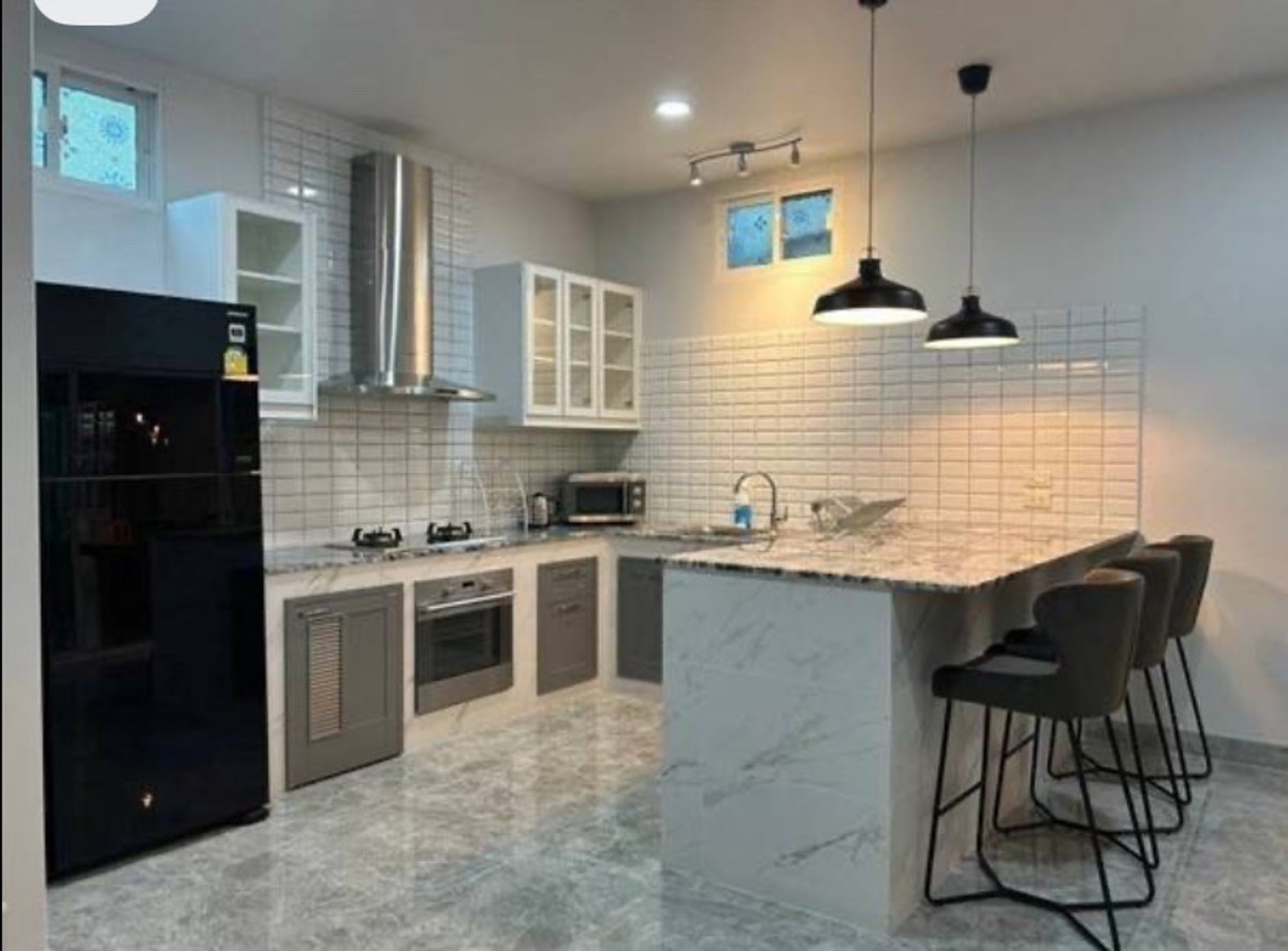 ให้เช่าทาวน์โฮมสมุทรปราการ สำโรง : เช่า ทาวน์โฮม 3 ชั้น บ้านกลางเมือง บริติชทาวน์ ศรีนครินทร์ ใกล้ MRT ศรีลาซาล 500 ม. เฟอร์ฯ ครบ