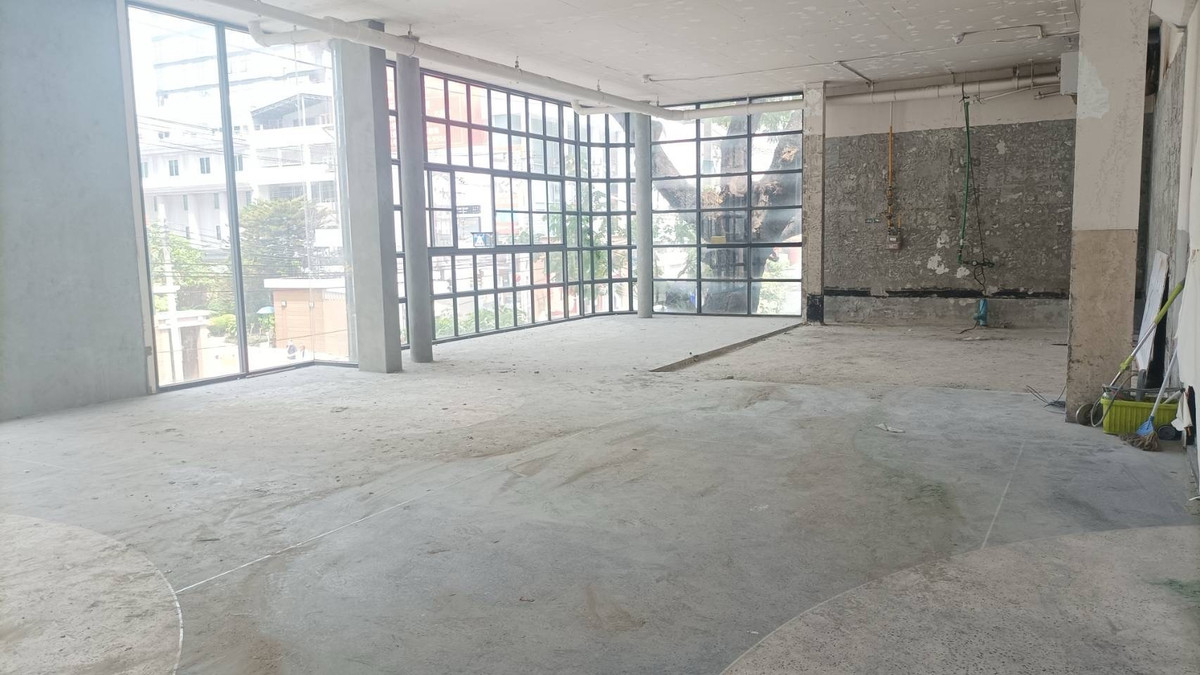 For RentRetail SpaceSukhumvit, Asoke, Thonglor : Area for rent 131.10 sq m, 2nd floor, on the main road, Sukhumvit, Asoke area, near the office and SWU, near the BTS, good location, lots of people, traffic and people who can afford to pay.