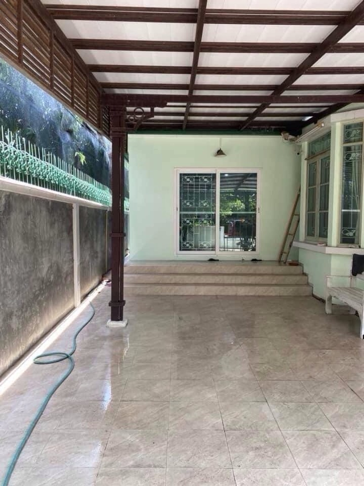 ขายบ้านมีนบุรี-ร่มเกล้า : ขายด่วนบ้านวรารมย์ ของโครงการ Q-House ติดถนนใหญ่ มีนบุรี กรุงเทพมหานคร