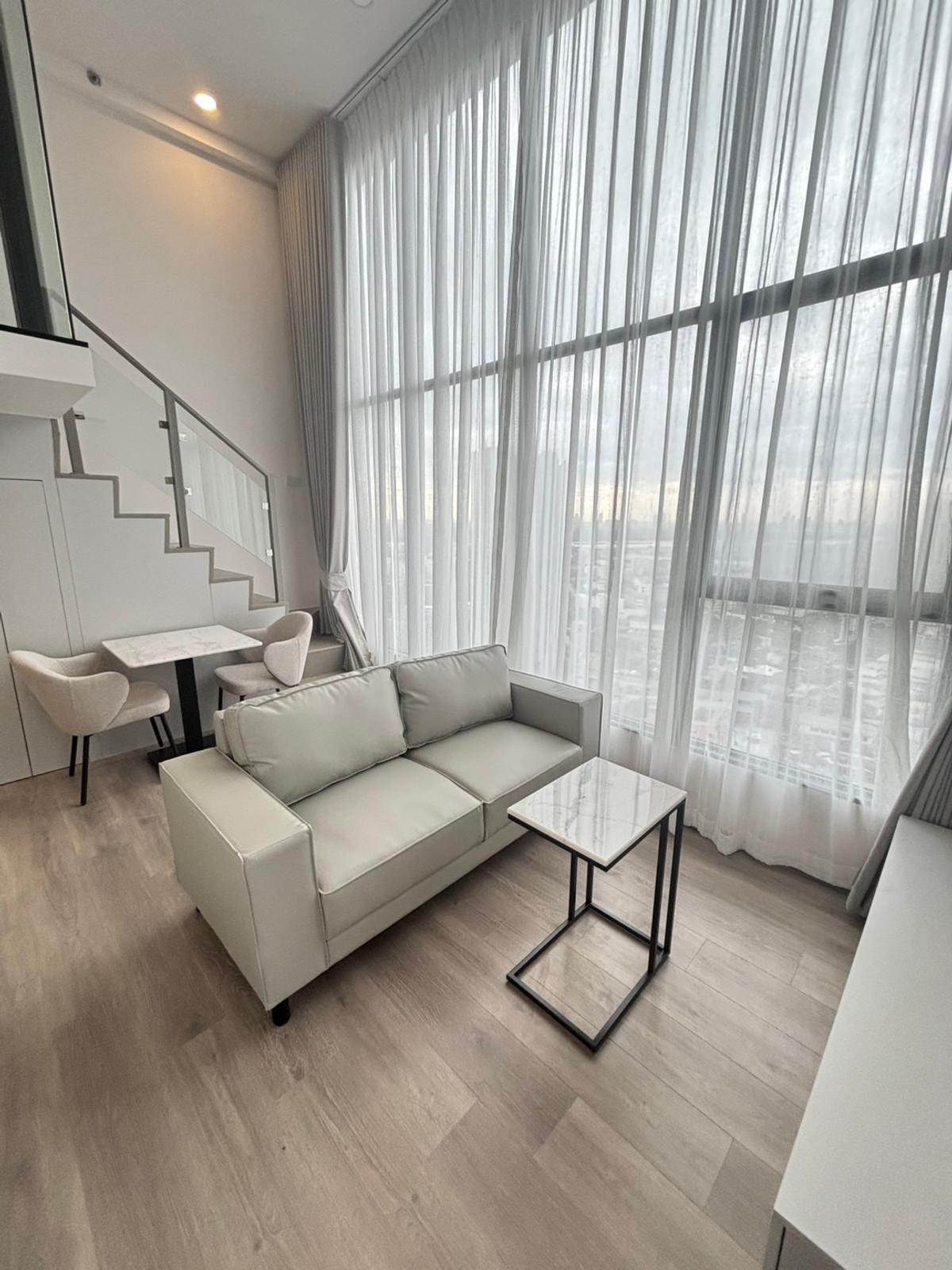 ให้เช่าคอนโดอ่อนนุช อุดมสุข : ให้เช่า KnightsBridge Space สุขุมวิท–พระราม 4 | เพดานสูง 4.2 ม. | ห้องสวย แต่งครบ | ใกล้ MRT ศูนย์ประชุมฯ