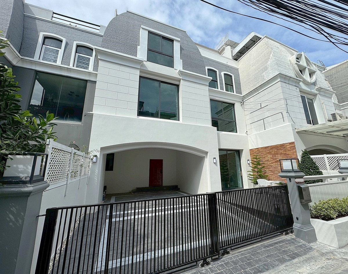 ให้เช่าทาวน์โฮมสุขุมวิท อโศก ทองหล่อ : ทาวเฮ้าท์รีโนเวทใหม่ ตกแต่งสวย เฟอร์นิเจอร์ครบ เอกมัย ** NO CO-AGENT ** 