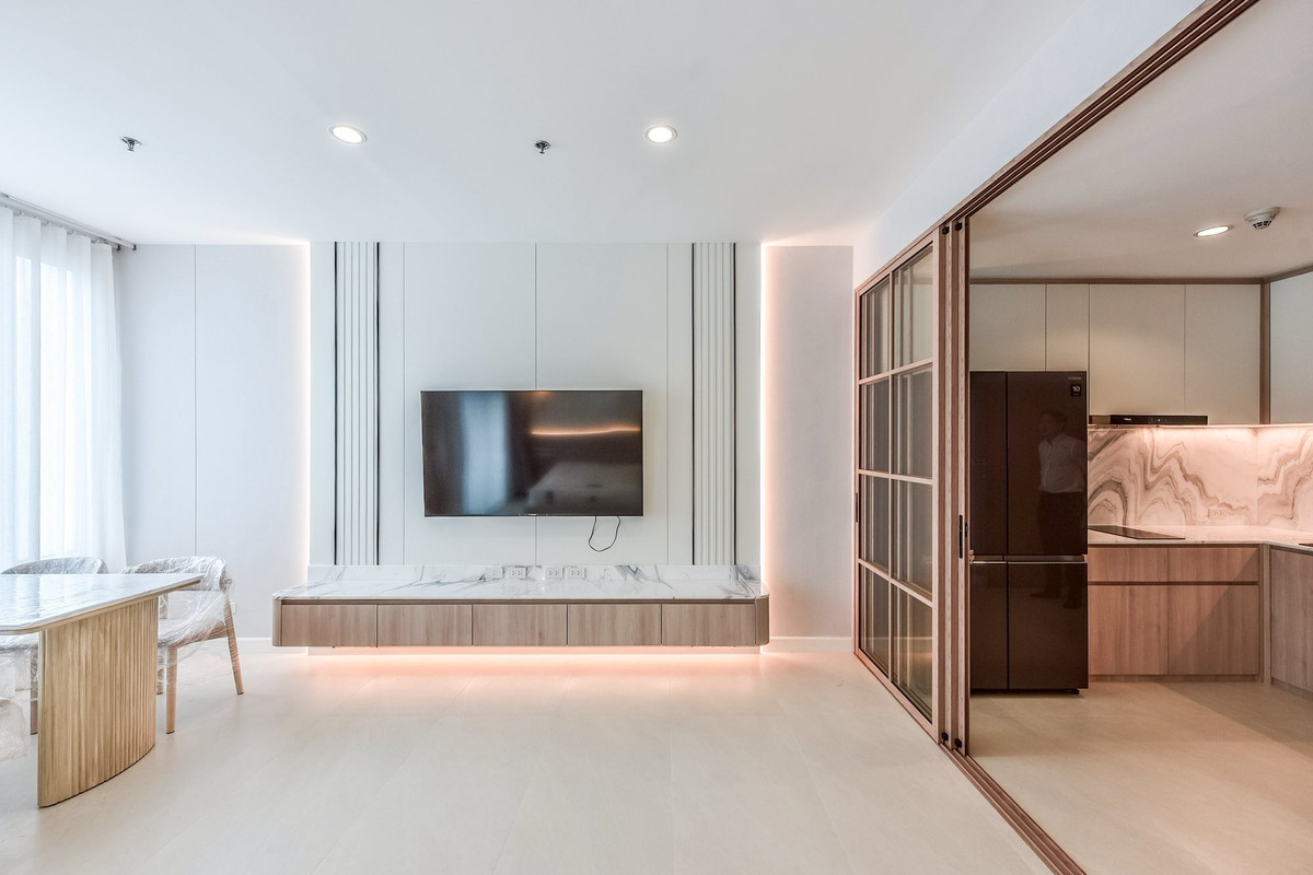 CondoRatchathewi,Phayathai : Villa Rachatewi【𝐒𝐄𝐋𝐋 & 𝐑𝐄𝐍𝐓】🔥A bright, elegant, and classic-toned room that creates a sophisticated and inviting atmosphere.🔥 Contact Line ID: @hacondo