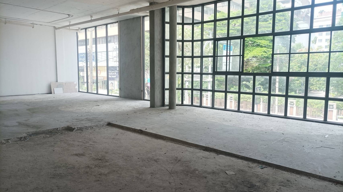 For RentRetail SpaceSukhumvit, Asoke, Thonglor : Area for rent 131.10 sq m, 2nd floor, on the main road, Sukhumvit, Asoke area, near the office and SWU, near the BTS, good location, lots of people, traffic and people who can afford to pay.