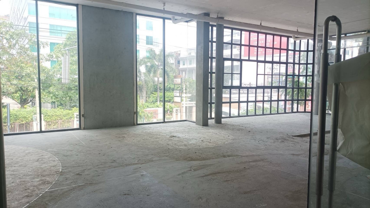 For RentRetail SpaceSukhumvit, Asoke, Thonglor : Area for rent 131.10 sq m, 2nd floor, on the main road, Sukhumvit, Asoke area, near the office and SWU, near the BTS, good location, lots of people, traffic and people who can afford to pay.