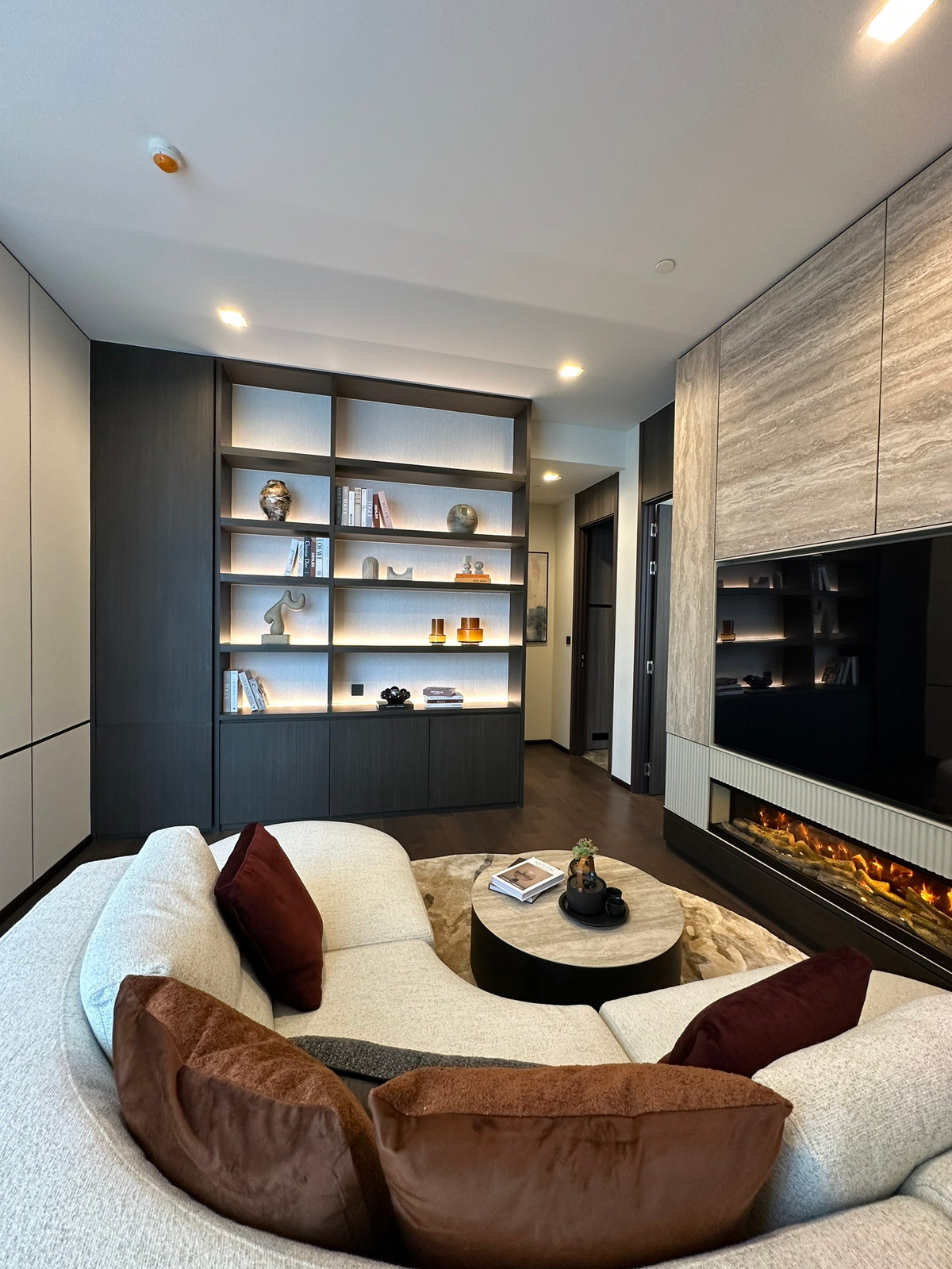 For SaleCondoSukhumvit, Asoke, Thonglor : Bedroom bedroom Bathroom 𝟗𝟔 sq m. Pets allowed🐱Best deal starts at 𝟐𝟕 million baht*𝟬𝟴𝟭-𝟵𝟴𝟯-𝟲𝟲𝟮𝟱