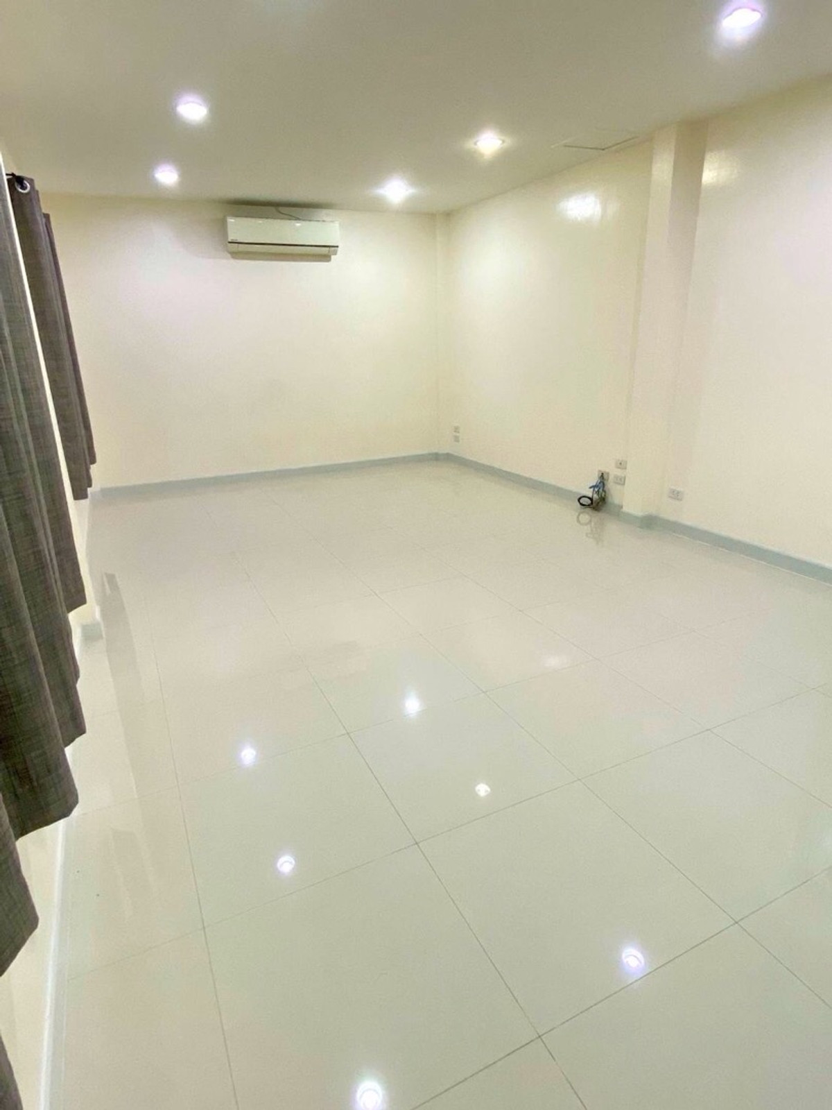 ขายบ้านมีนบุรี-ร่มเกล้า : ขายด่วนบ้านวรารมย์ ของโครงการ Q-House ติดถนนใหญ่ มีนบุรี กรุงเทพมหานคร