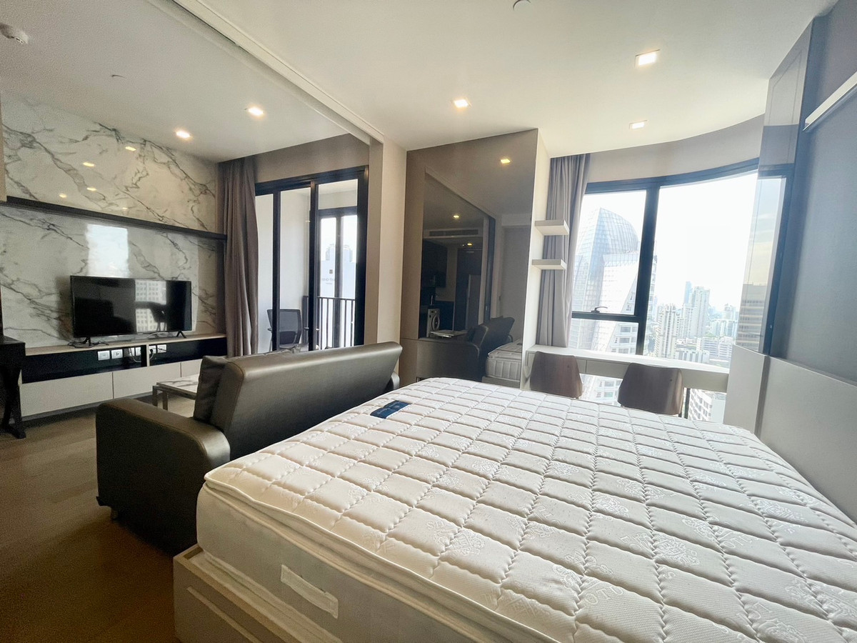 For RentCondoSukhumvit, Asoke, Thonglor : For rent Ashton Asoke, very beautiful room, good price, high floor, city view, near BTS Asoke.