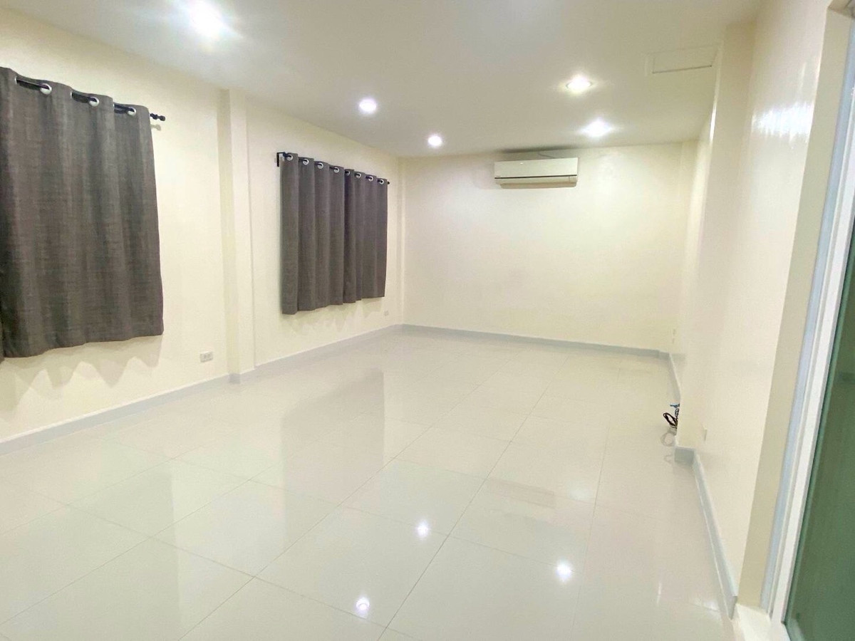 ขายบ้านมีนบุรี-ร่มเกล้า : ขายด่วนบ้านวรารมย์ ของโครงการ Q-House ติดถนนใหญ่ มีนบุรี กรุงเทพมหานคร