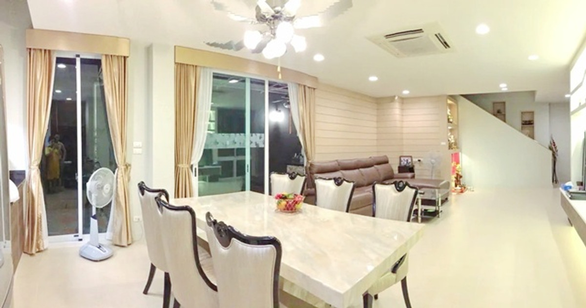For RentHouseRama 8, Samsen, Ratchawat : Soi Inthamara.5-15 BTS Saphan Khwai. 600m. 3-story detached house for rent or sale in the heart of t