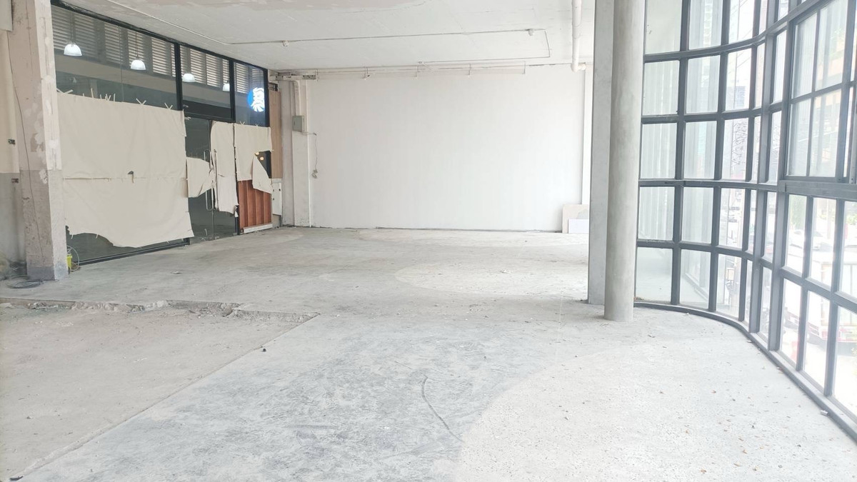 For RentRetail SpaceSukhumvit, Asoke, Thonglor : Area for rent 131.10 sq m, 2nd floor, on the main road, Sukhumvit, Asoke area, near the office and SWU, near the BTS, good location, lots of people, traffic and people who can afford to pay.