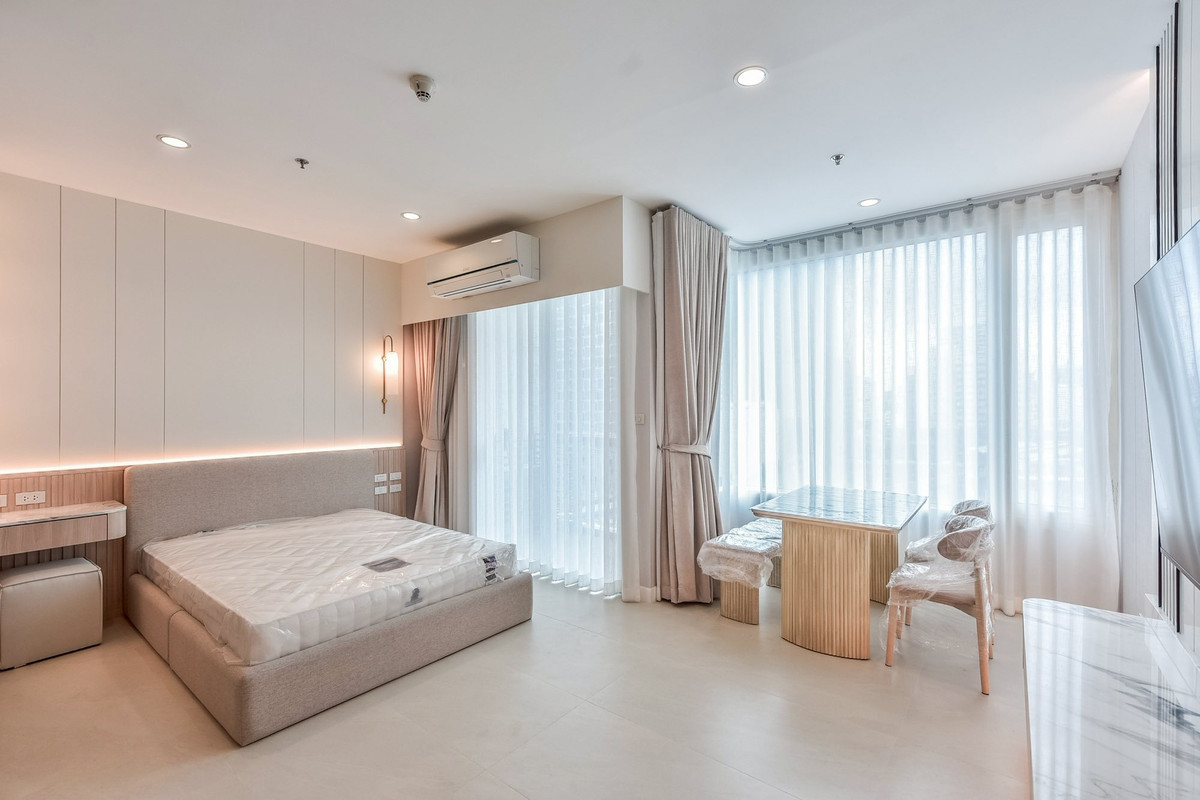 CondoRatchathewi,Phayathai : Villa Rachatewi【𝐒𝐄𝐋𝐋 & 𝐑𝐄𝐍𝐓】🔥A bright, elegant, and classic-toned room that creates a sophisticated and inviting atmosphere.🔥 Contact Line ID: @hacondo