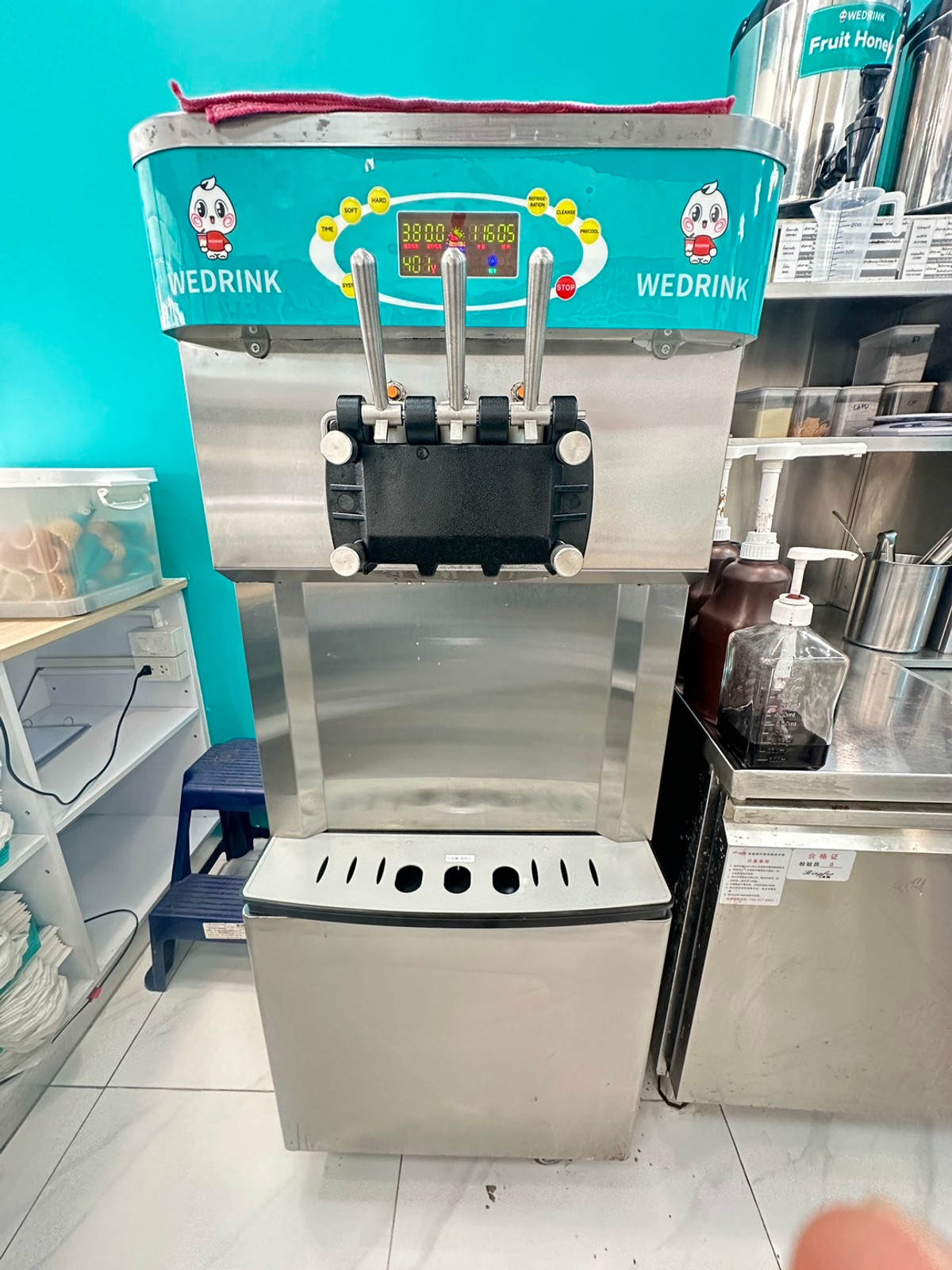 For LeaseholdRetail SpacePattaya, Bangsaen, Chonburi : Equipment for sale at WE DRINK Namwan Ice Cream, Bang Saen, Wang Muk Land Market, in front of the market.