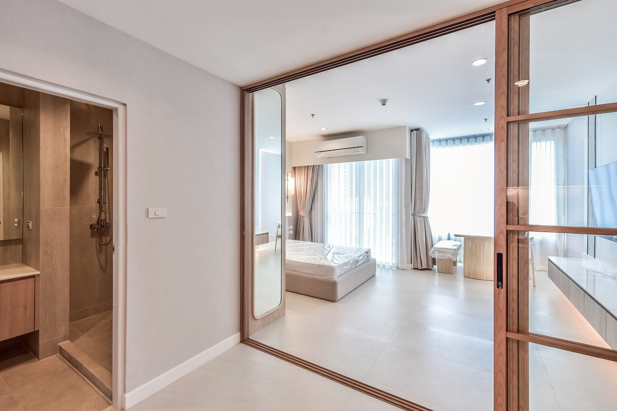 For SaleCondoRatchathewi,Phayathai : Villa Rachatewi【𝐒𝐄𝐋𝐋 & 𝐑𝐄𝐍𝐓】🔥A bright, elegant, and classic-toned room that creates a sophisticated and inviting atmosphere.🔥 Contact Line ID: @hacondo