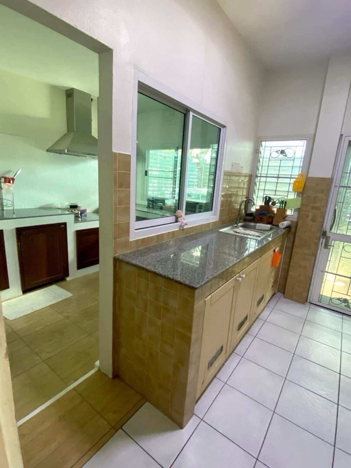 ขายบ้านมีนบุรี-ร่มเกล้า : ขายด่วนบ้านวรารมย์ ของโครงการ Q-House ติดถนนใหญ่ มีนบุรี กรุงเทพมหานคร