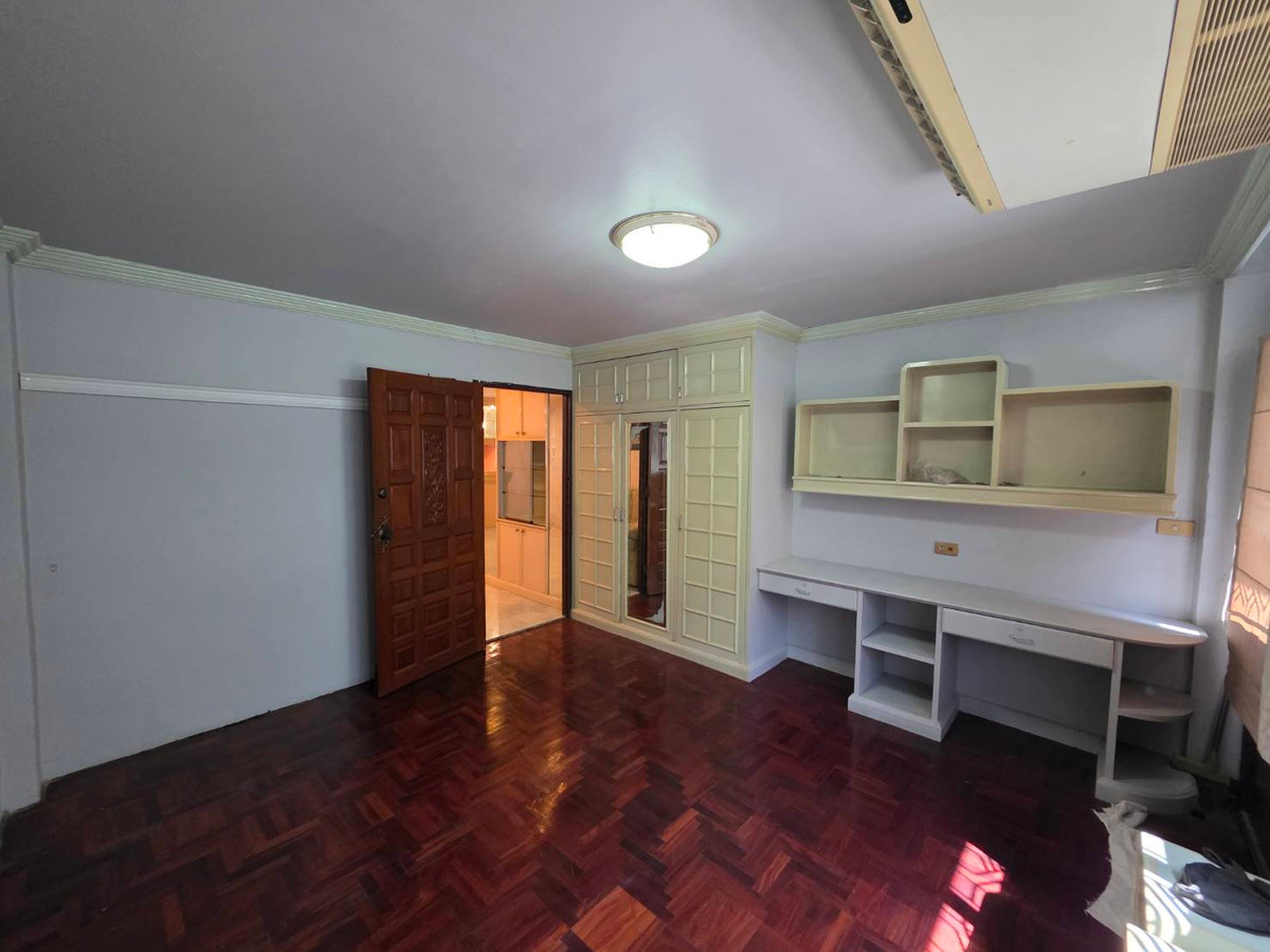 For RentShop HouseRama3 (Riverside),Satupadit : Commercial building for rent near Int-Intersect Rama 3, just 3 minutes.