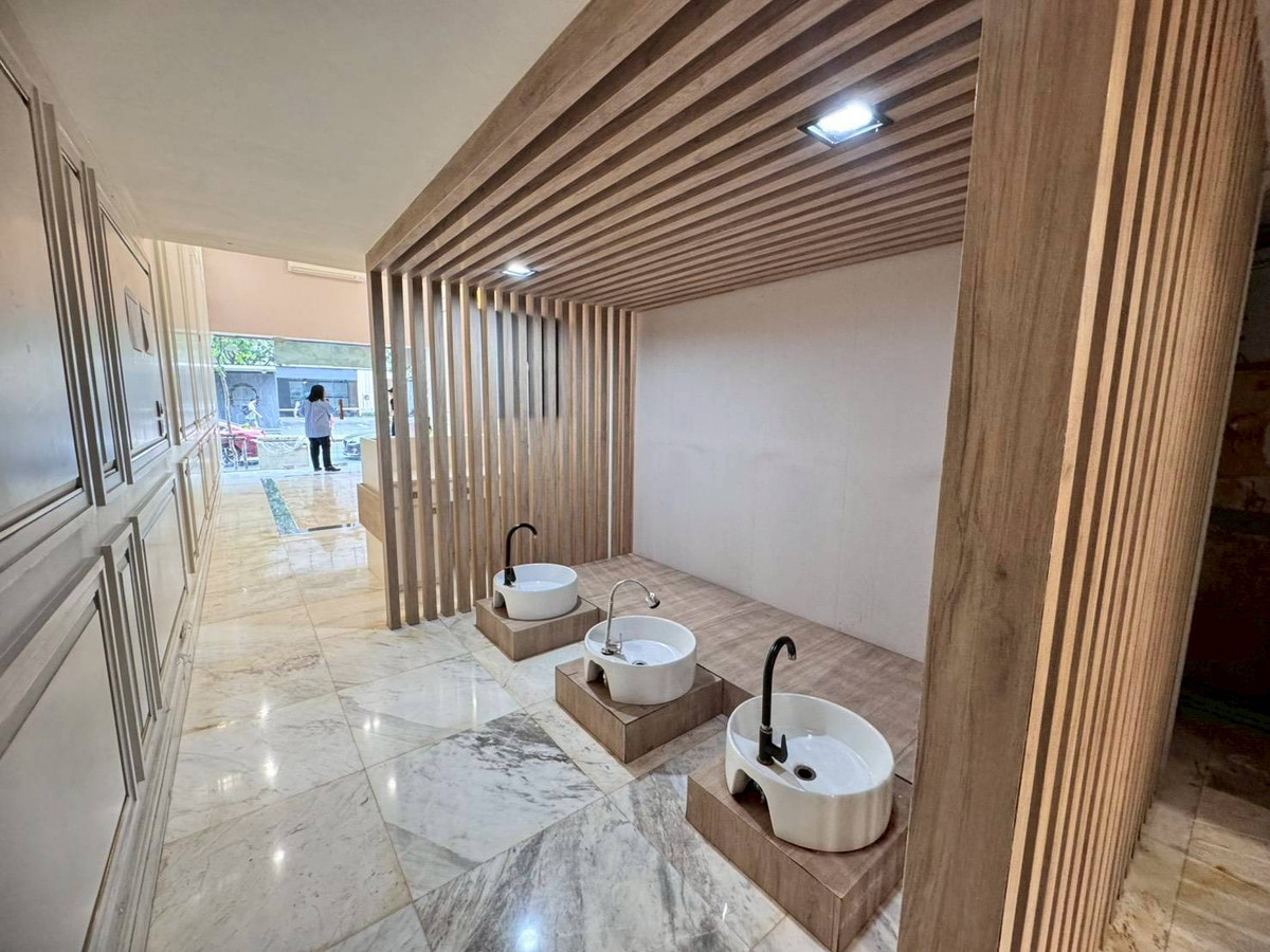 อาคารพาณิชย์สุขุมวิท อโศก ทองหล่อ : ขาย/ให้เช่าอาคารพาณิชย์ 5.5 ชั้น พร้อมผู้เช่า ใกล้ BTS เอกมัย เดินทางสะดวก (N.1668)