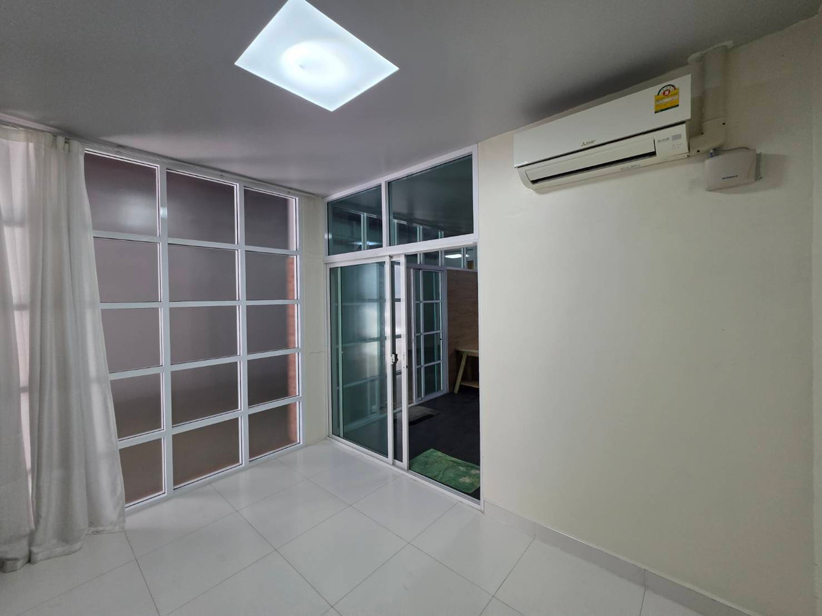 For RentShop HouseRama3 (Riverside),Satupadit : Commercial building for rent near Int-Intersect Rama 3, just 3 minutes.