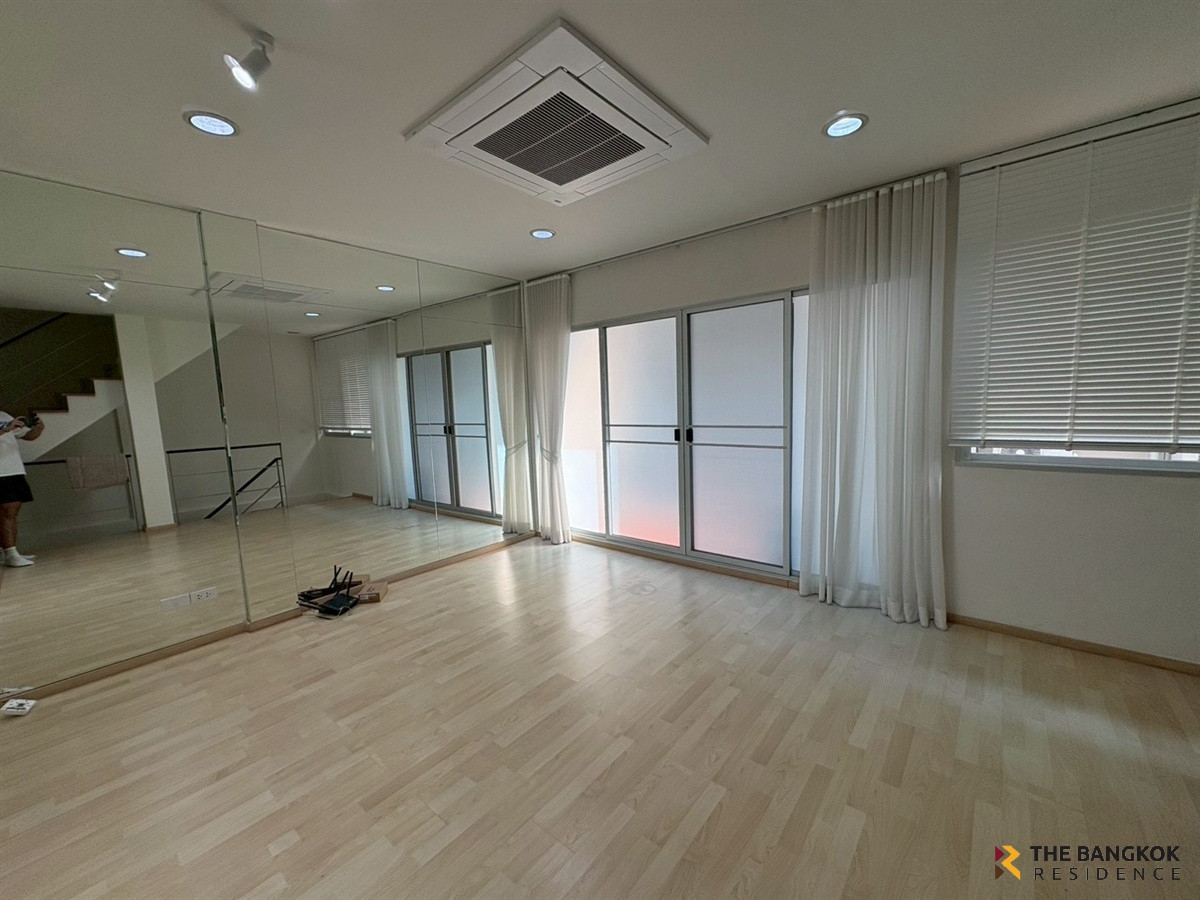 For RentTownhomePattanakan, Srinakarin :   Noble Cube 💎 Luxury 3-Story Townhome, Newly Renovated, Move-in Ready 🏡 Near ARL Ramkhamhaeng 