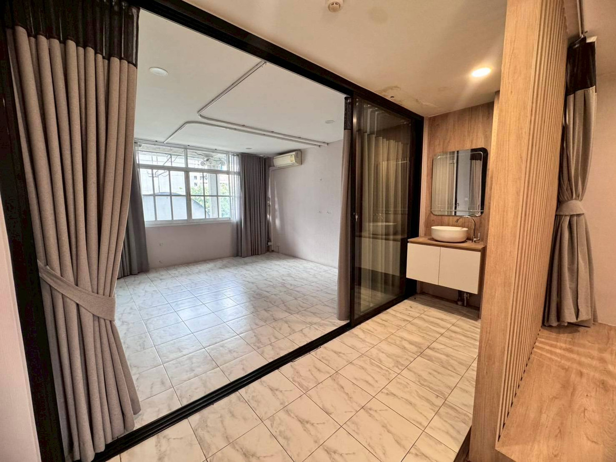 อาคารพาณิชย์สุขุมวิท อโศก ทองหล่อ : ขาย/ให้เช่าอาคารพาณิชย์ 5.5 ชั้น พร้อมผู้เช่า ใกล้ BTS เอกมัย เดินทางสะดวก (N.1668)