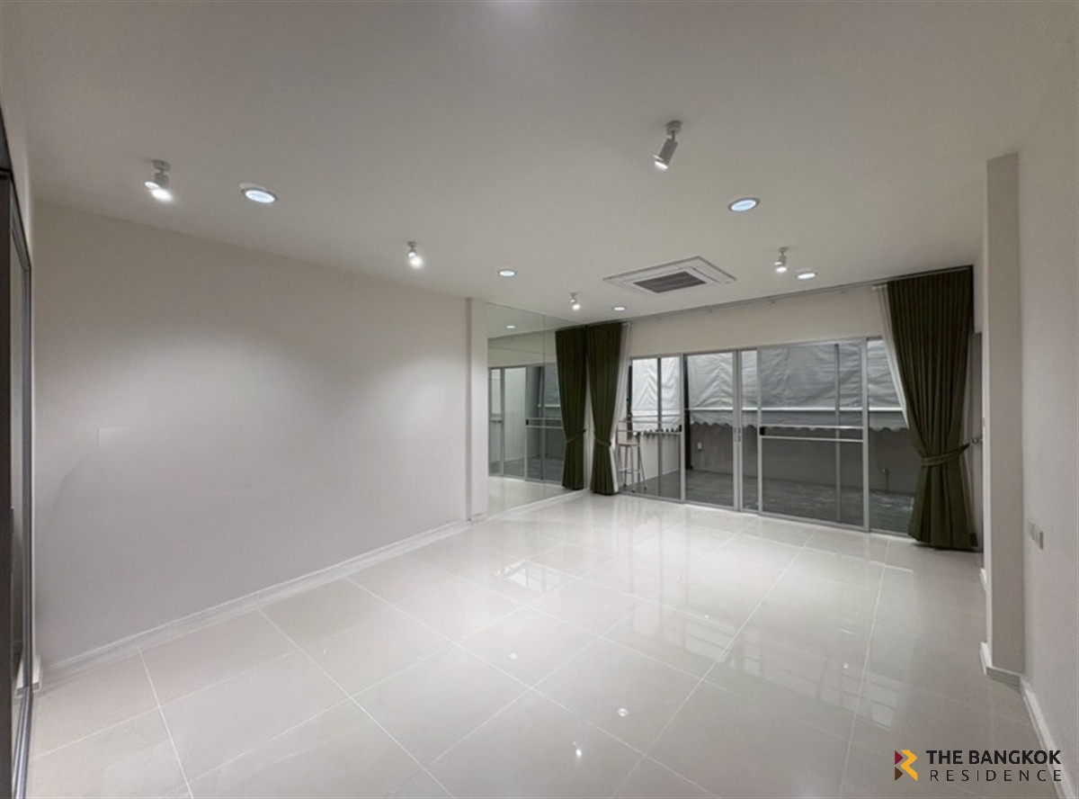 For RentTownhomePattanakan, Srinakarin :   Noble Cube 💎 Luxury 3-Story Townhome, Newly Renovated, Move-in Ready 🏡 Near ARL Ramkhamhaeng 