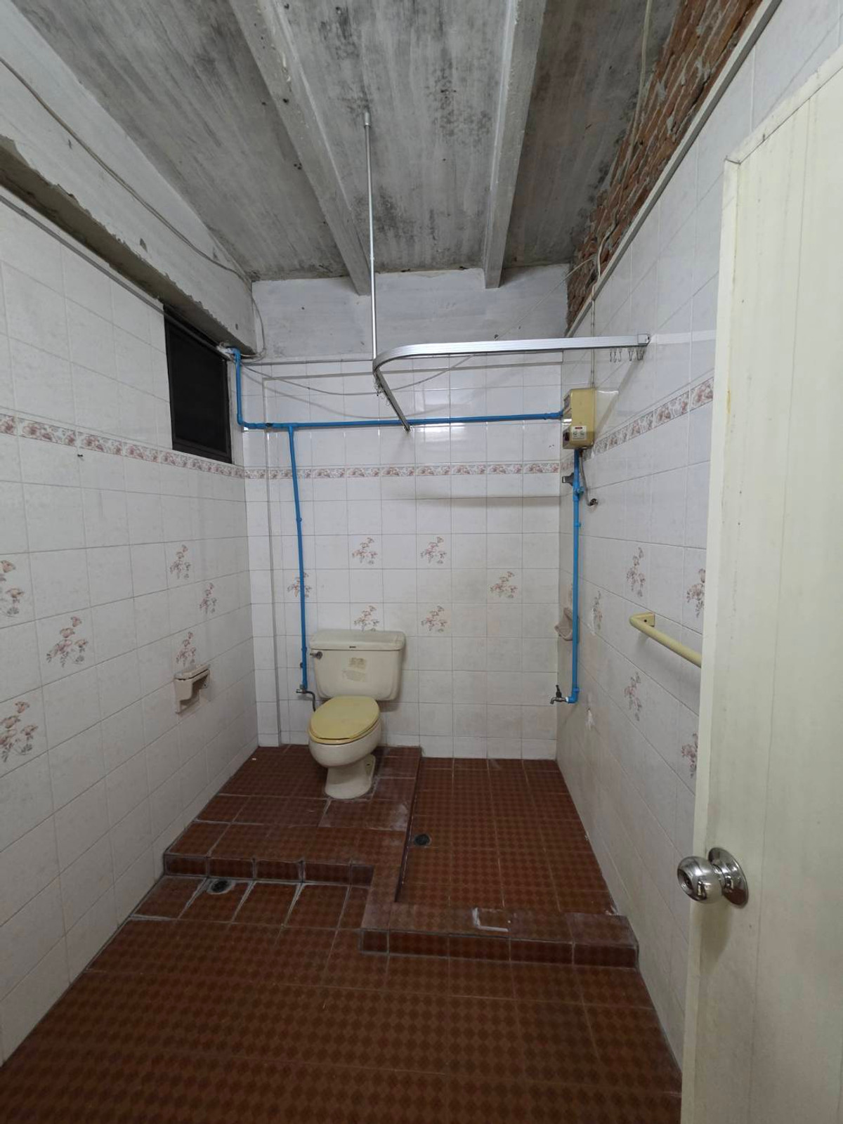 For RentShop HouseRama3 (Riverside),Satupadit : Commercial building for rent near Int-Intersect Rama 3, just 3 minutes.