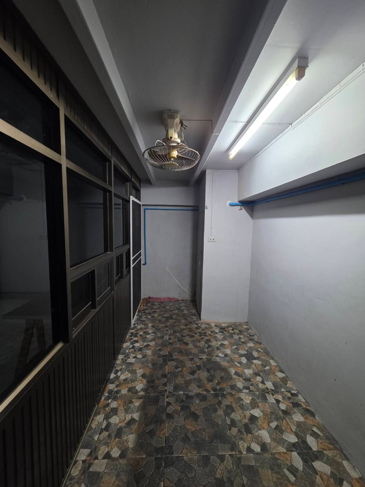 For RentShop HouseRama3 (Riverside),Satupadit : Commercial building for rent near Int-Intersect Rama 3, just 3 minutes.