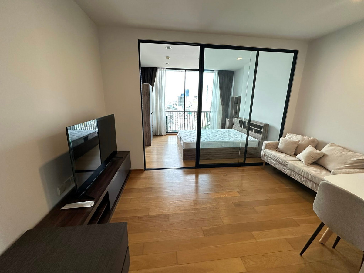 For RentCondoSathorn, Narathiwat : Condo, 19th floor, good location, fully furnished, beautifully decorated, for rent in Sathorn-Silom area, near BTS Surasak, only 260 meters.