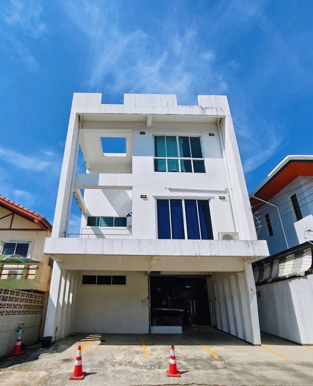 For RentHome OfficeRama9, Petchburi, RCA : For rent, home office STAND ALONE, Soi Phetchaburi 47, Bangkok Hospital, RCA area, New Phetchaburi Road.