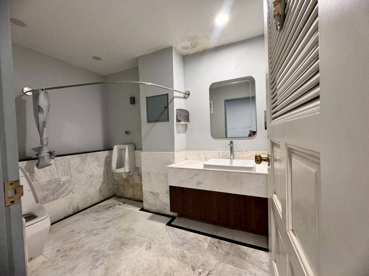 อาคารพาณิชย์สุขุมวิท อโศก ทองหล่อ : ขาย/ให้เช่าอาคารพาณิชย์ 5.5 ชั้น พร้อมผู้เช่า ใกล้ BTS เอกมัย เดินทางสะดวก (N.1668)