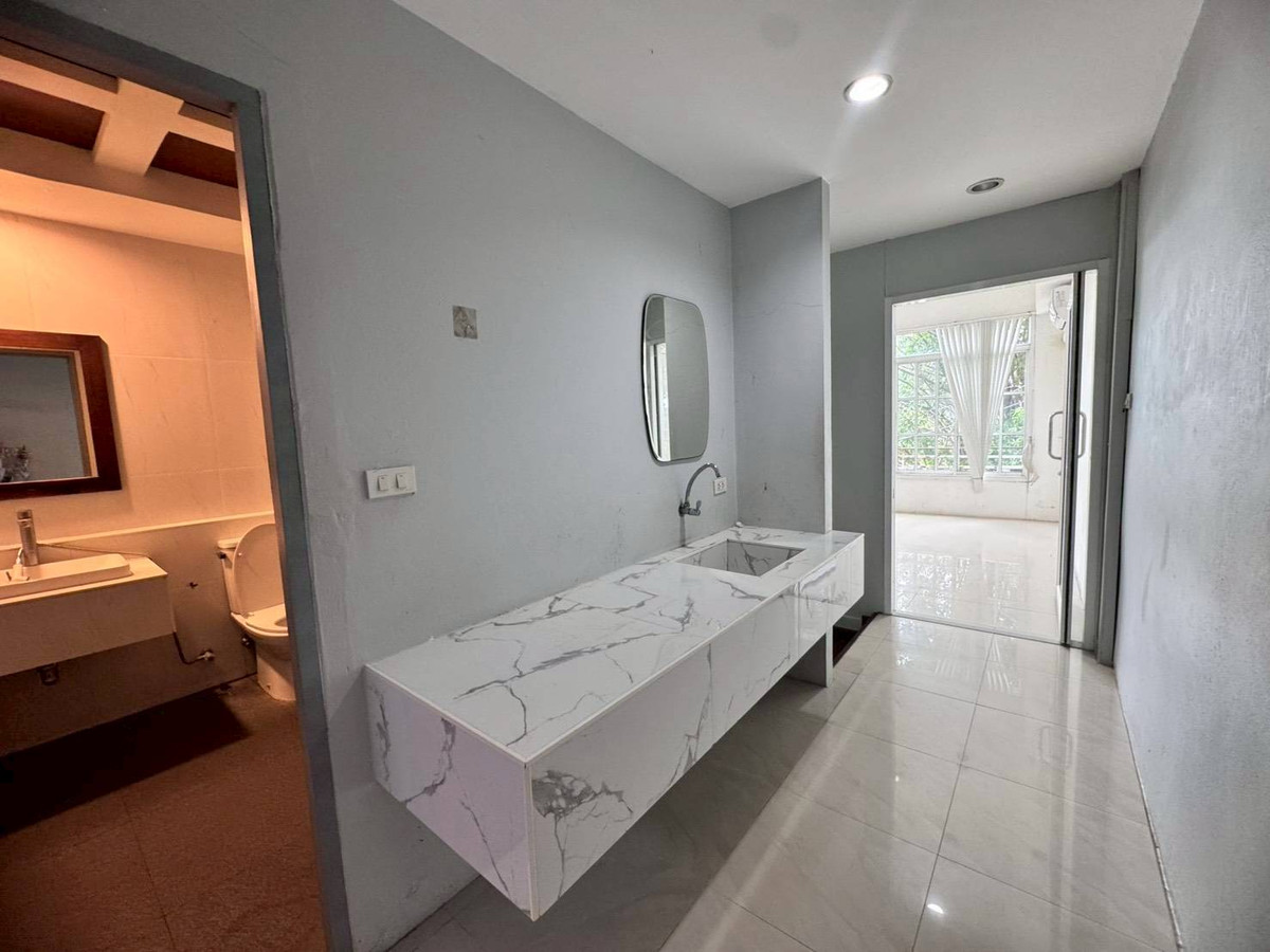 อาคารพาณิชย์สุขุมวิท อโศก ทองหล่อ : ขาย/ให้เช่าอาคารพาณิชย์ 5.5 ชั้น พร้อมผู้เช่า ใกล้ BTS เอกมัย เดินทางสะดวก (N.1668)