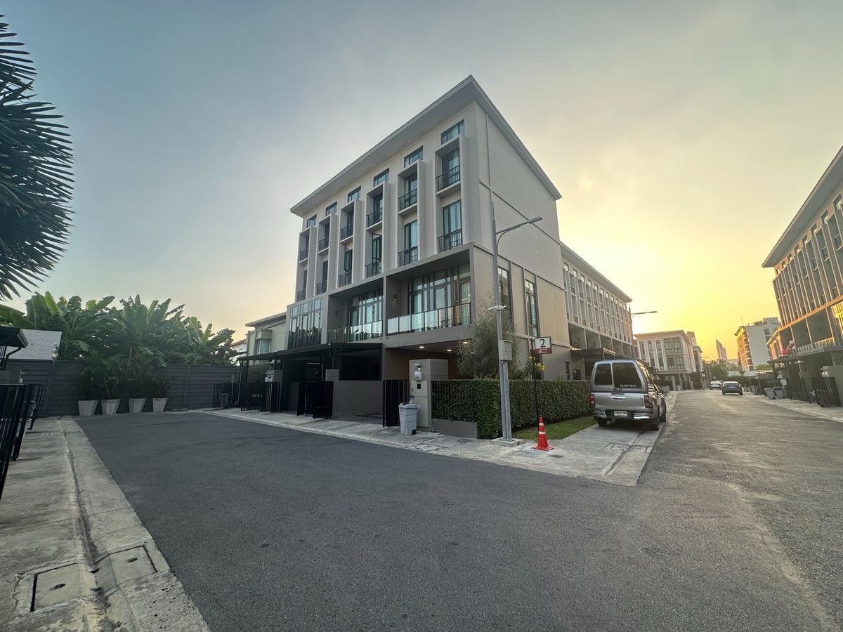 ให้เช่าทาวน์โฮมเกษตรศาสตร์ รัชโยธิน : Modern luxury town house 4 ชั้น ใกล้บีทีเอสรัชโยธิน
