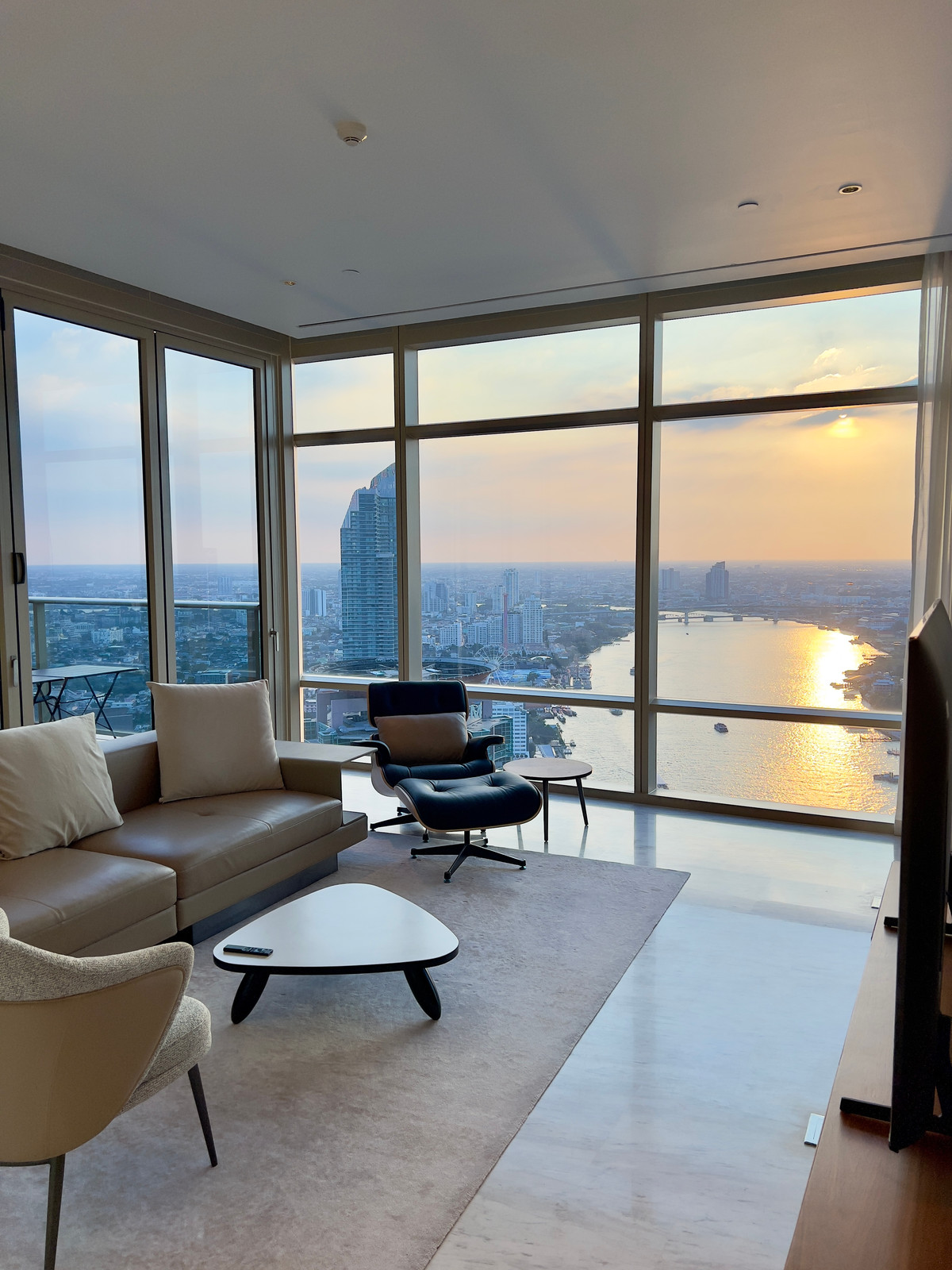 For RentCondoSathorn, Narathiwat : 🔥 1BR 130.5sqm | High Floor River View | 200k | Four Seasons Private Residences