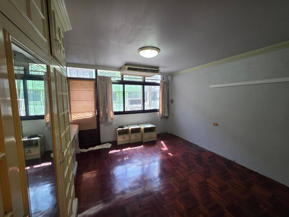 For RentShop HouseRama3 (Riverside),Satupadit : Commercial building for rent near Int-Intersect Rama 3, just 3 minutes.