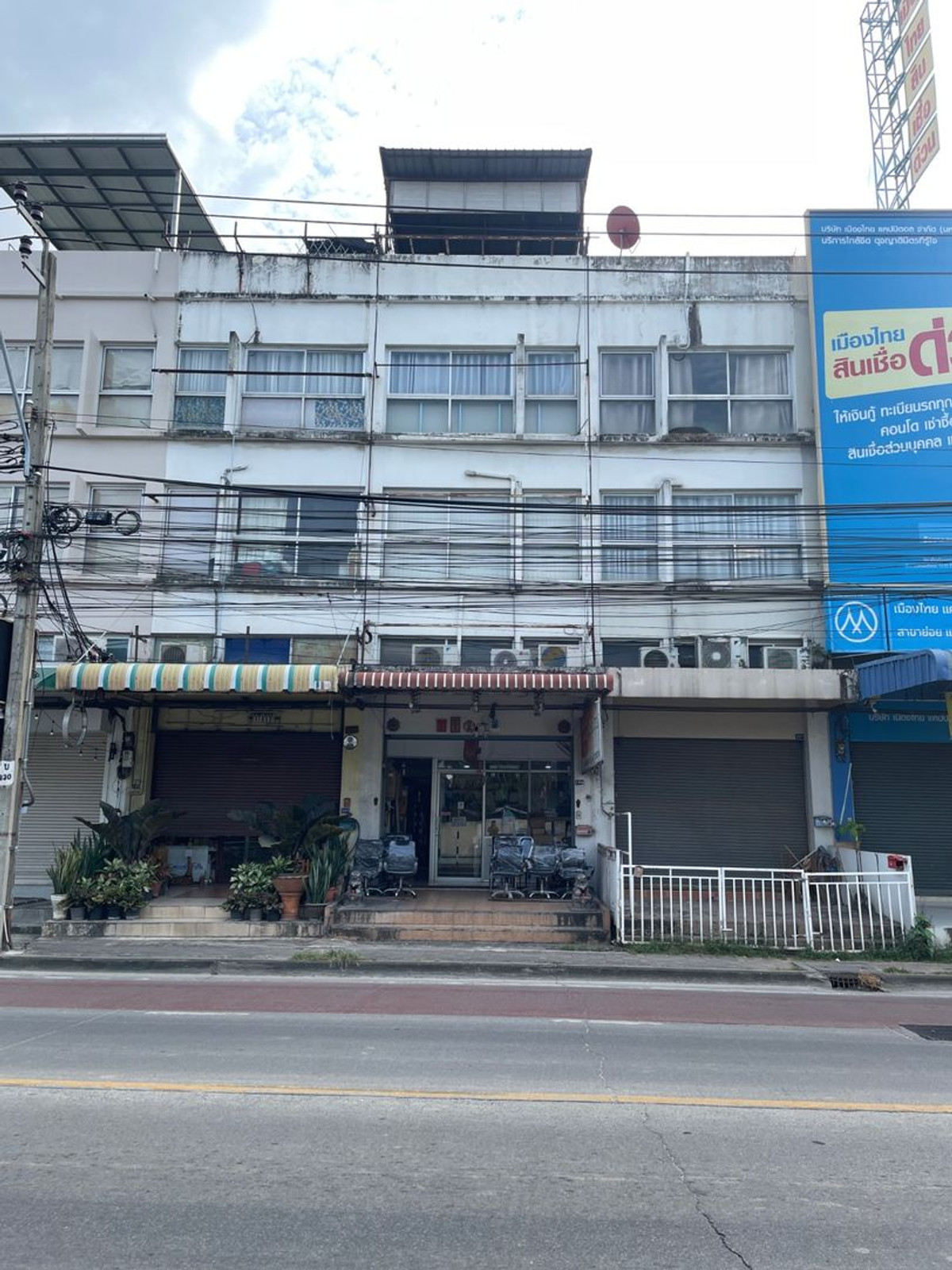ขายอาคารพาณิชย์สมุทรปราการ สำโรง : ขายถูกด่วน ตึกแถว 3.5 ชั้น ทำเลดี ริมถนนแบริ่ง(สุขุมวิท107) ใกล้โรงเรียนเซนต์โยเซฟบางนา จังหวัดสมุทรปราการ