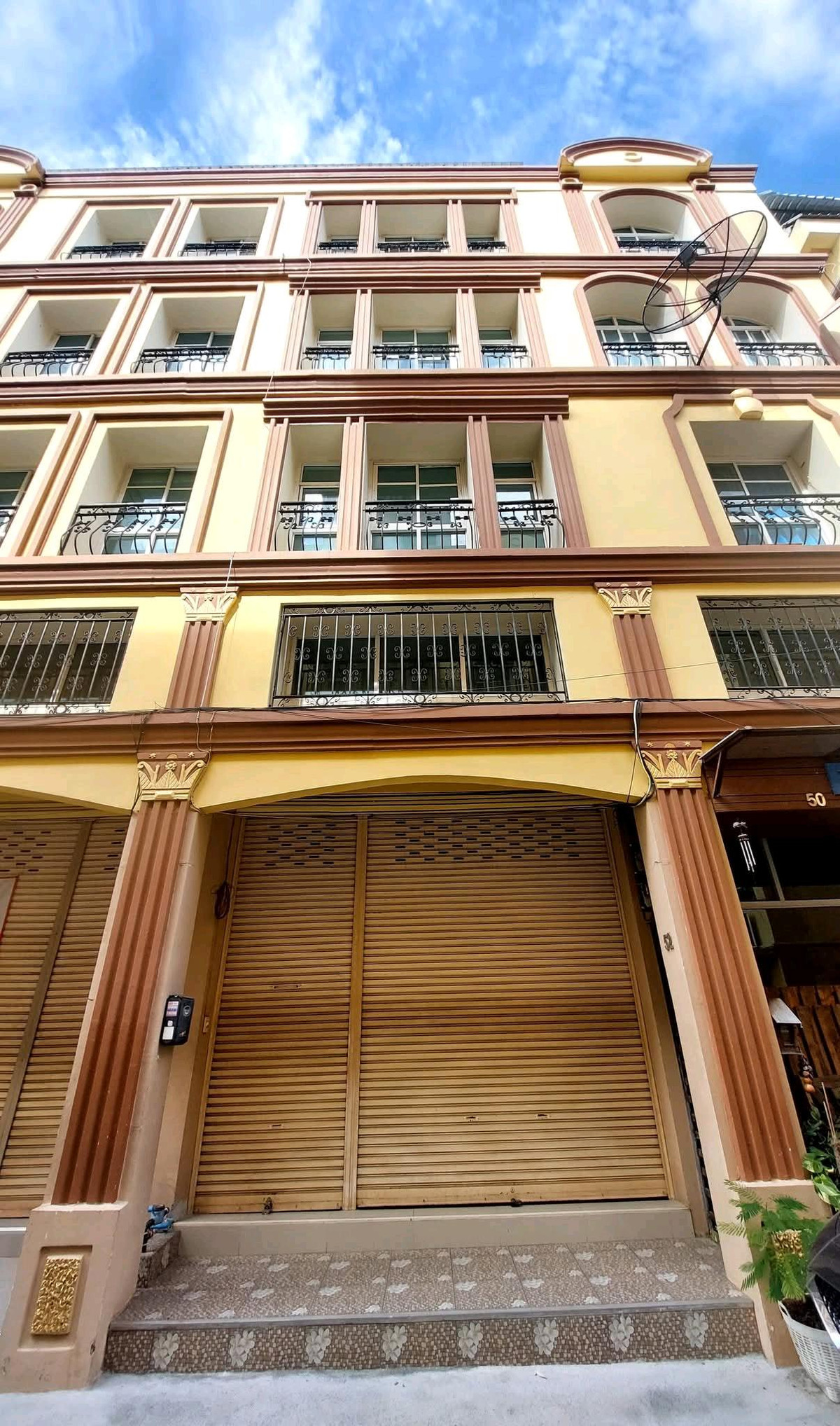 For RentShop HouseBangna, Bearing, Lasalle : 🎉🍃 Good location near the BTS, suitable for an office, clinic or residence.