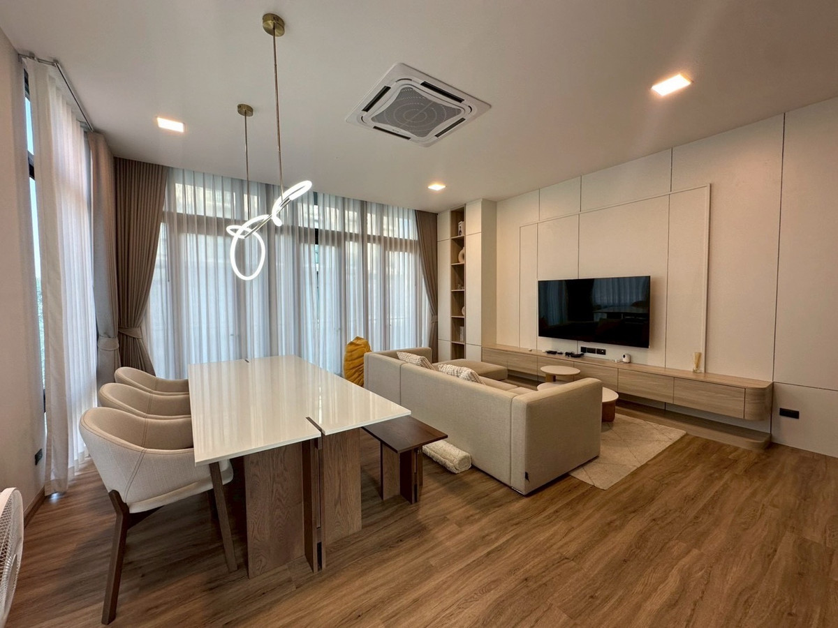 ให้เช่าทาวน์โฮมเกษตรศาสตร์ รัชโยธิน : Modern luxury town house 4 ชั้น ใกล้บีทีเอสรัชโยธิน