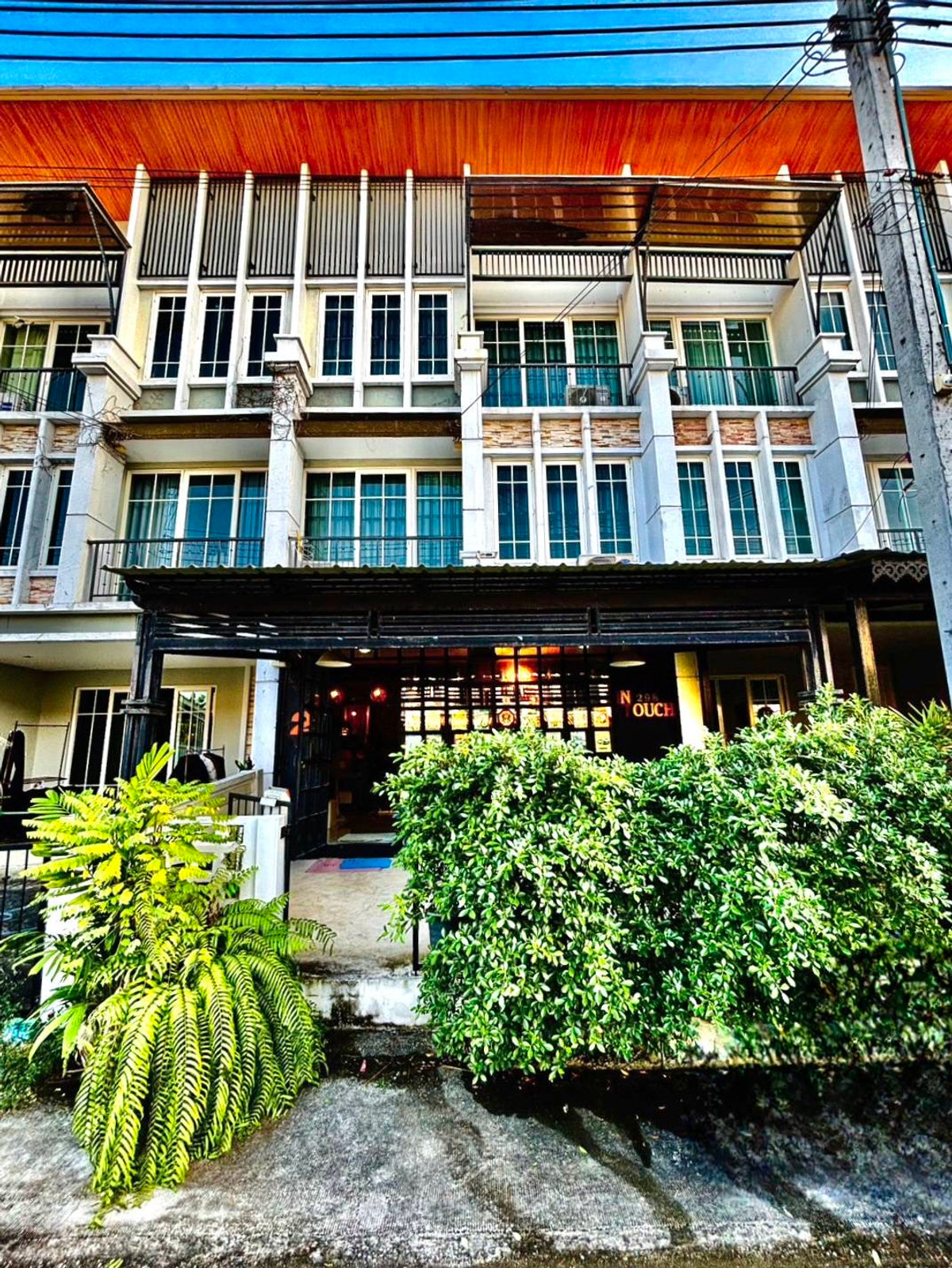 For RentTownhomeKaset Nawamin,Ladplakao : 3-story townhome for rent, Golden Town, Soi Nawamin 42, Intersection 27, Soi Kaset Nawamin 48, 5 bedrooms, 4 bathrooms, fully extended, largest size in the project.