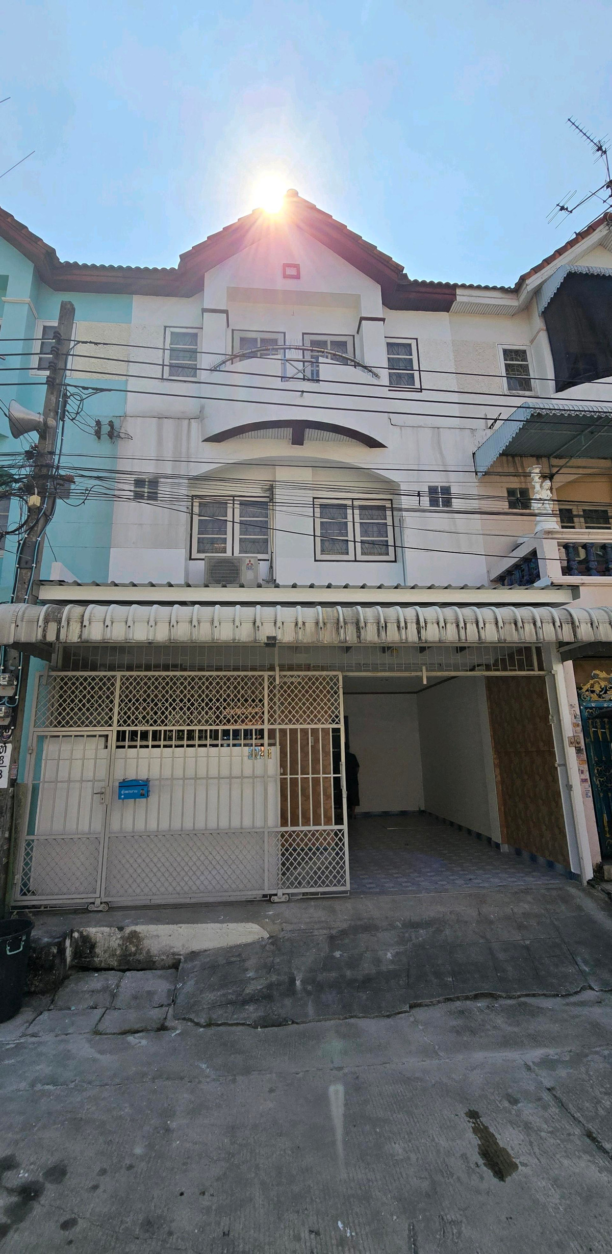 ให้เช่าทาวน์โฮมบางแค เพชรเกษม : 🏡 ให้เช่า ทาวน์โฮม 3 ชั้น 
พื้นที่ใช้สอยเยอะมาก ทำเลดีเดินทางสะดวก
หมู่บ้านอยู่ติดถนนเลียบคลองทวีวัฒนา ถ.เพชรเกษม